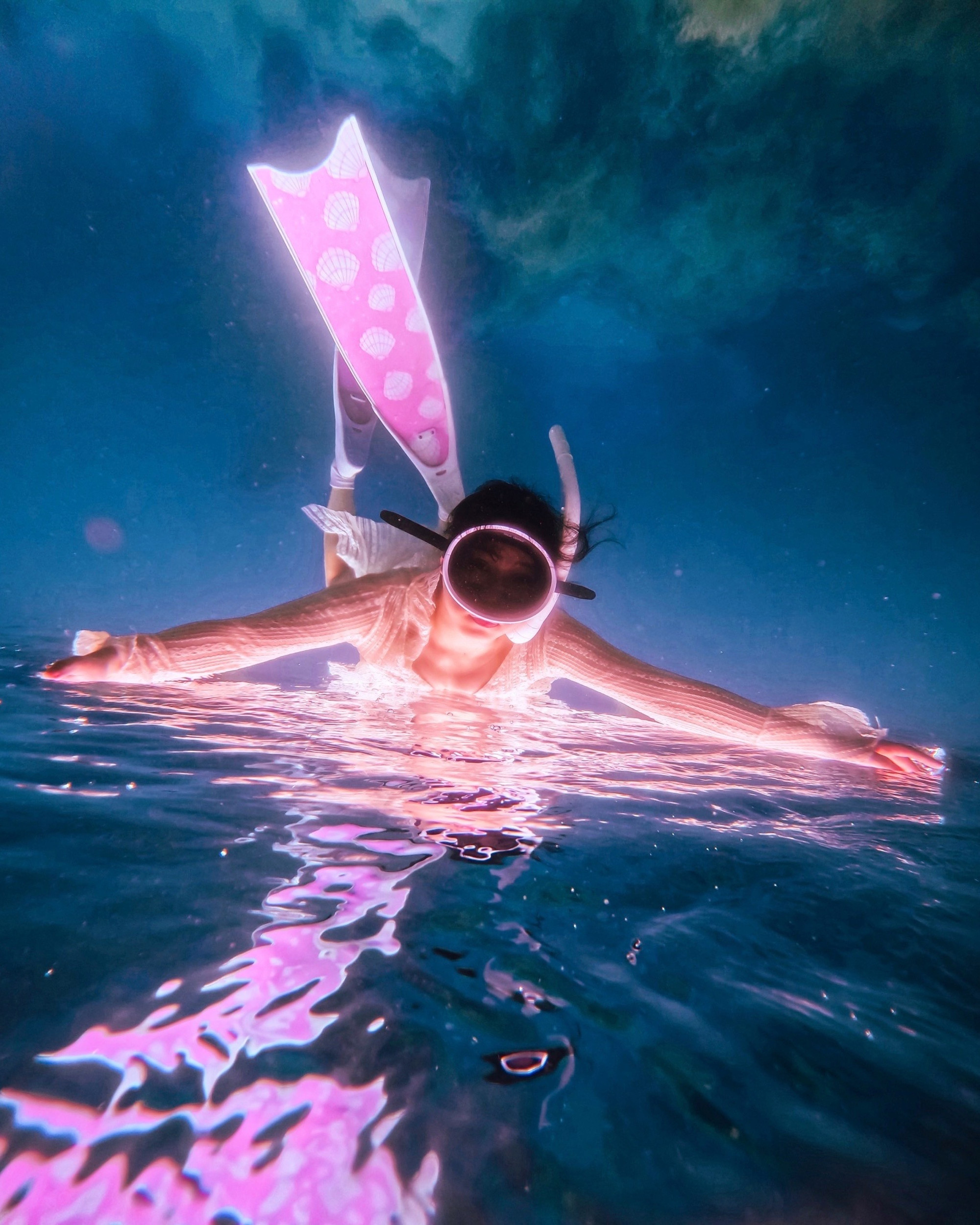 Dù đã đi du lịch nhiều vùng biển trong nước và nước ngoài, chị Tuyết Nhung khẳng định khoảnh khắc lặn xuống sâu 3-5 mét để tận mắt chiêm ngưỡng những đàn cá, những bụi san hô... vẫn đầy ắp cảm xúc khác biệt. (Ảnh: NVCC)