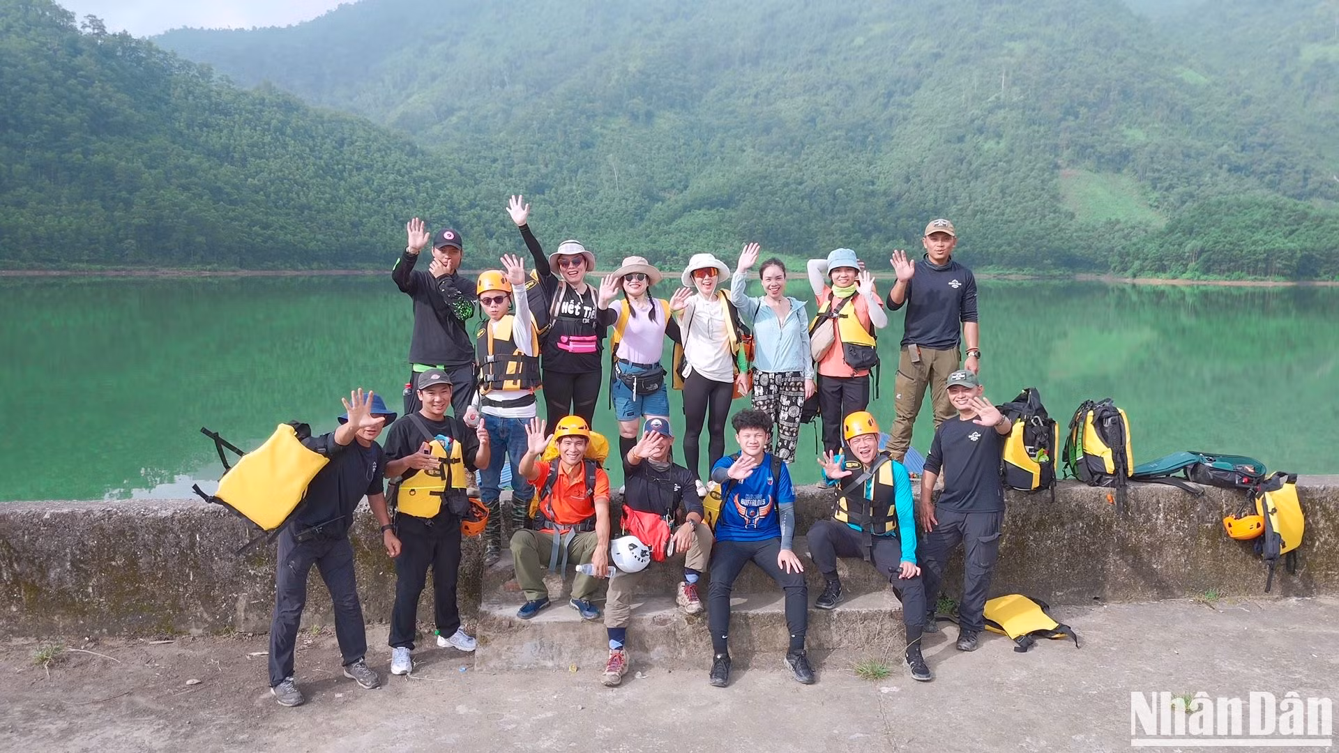 Mỗi tour thiết kế tối ưu cho từ 8-12 khách, xuất phát từ hồ Vai Miếu, đưa du khách trải nghiệm khoảng 15 phút đi thuyền trên lòng hồ non xanh nước biếc. Mỗi tour thiết kế tối ưu cho từ 8-12 khách, xuất phát từ hồ Vai Miếu, đưa du khách trải nghiệm khoảng 15 phút đi thuyền trên lòng hồ non xanh nước biếc.