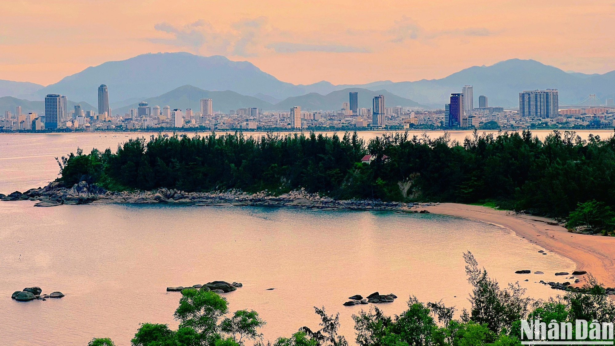 Để ngắm hoàng hôn từ Sơn Trà, du khách có thể chọn nghỉ chân ở một quán nước ven đường, hoặc dừng xe tại vị trí được phép dừng đỗ, tránh cản trở giao thông.