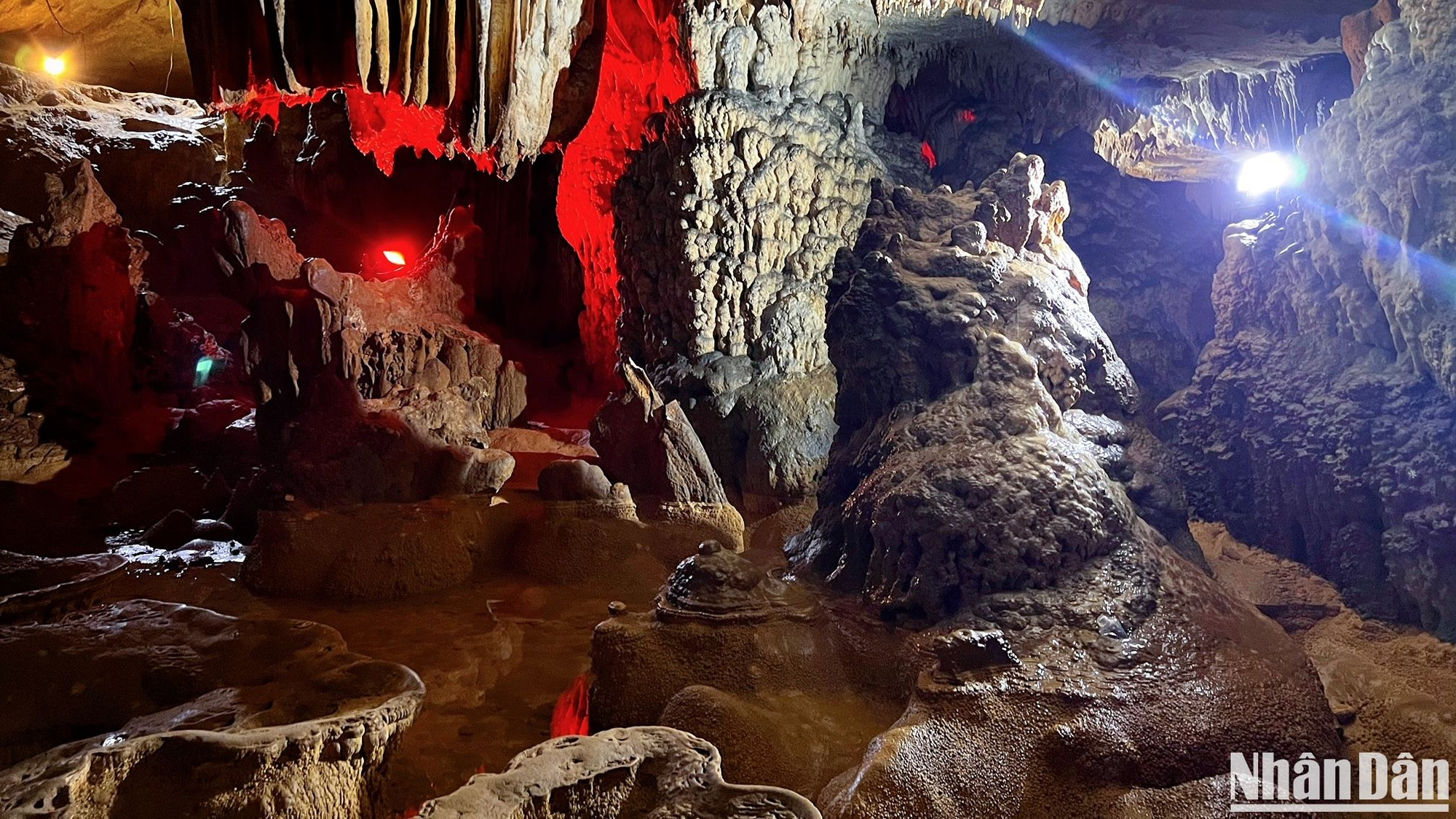 Nước mưa, nước ngầm tích tụ tạo thành những hồ nhỏ soi bóng cột đá, bình phong bằng đá... khiến cảnh quan trong động thêm phần mênh mông, tráng lệ.