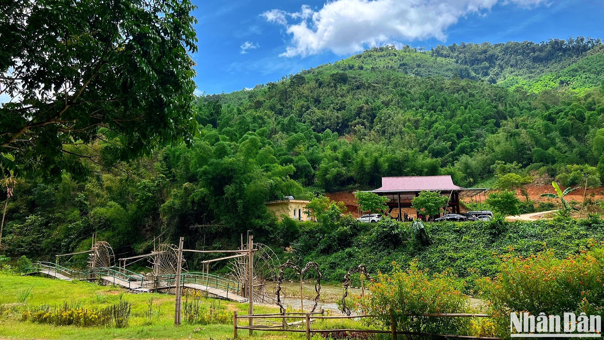 Trước hoặc sau chuyến tham quan động Bo Cúng, du khách có thể dành thời gian vui chơi, thư giãn, thưởng thức ẩm thực địa phương ven dòng suối Xia trong mát kề bên.