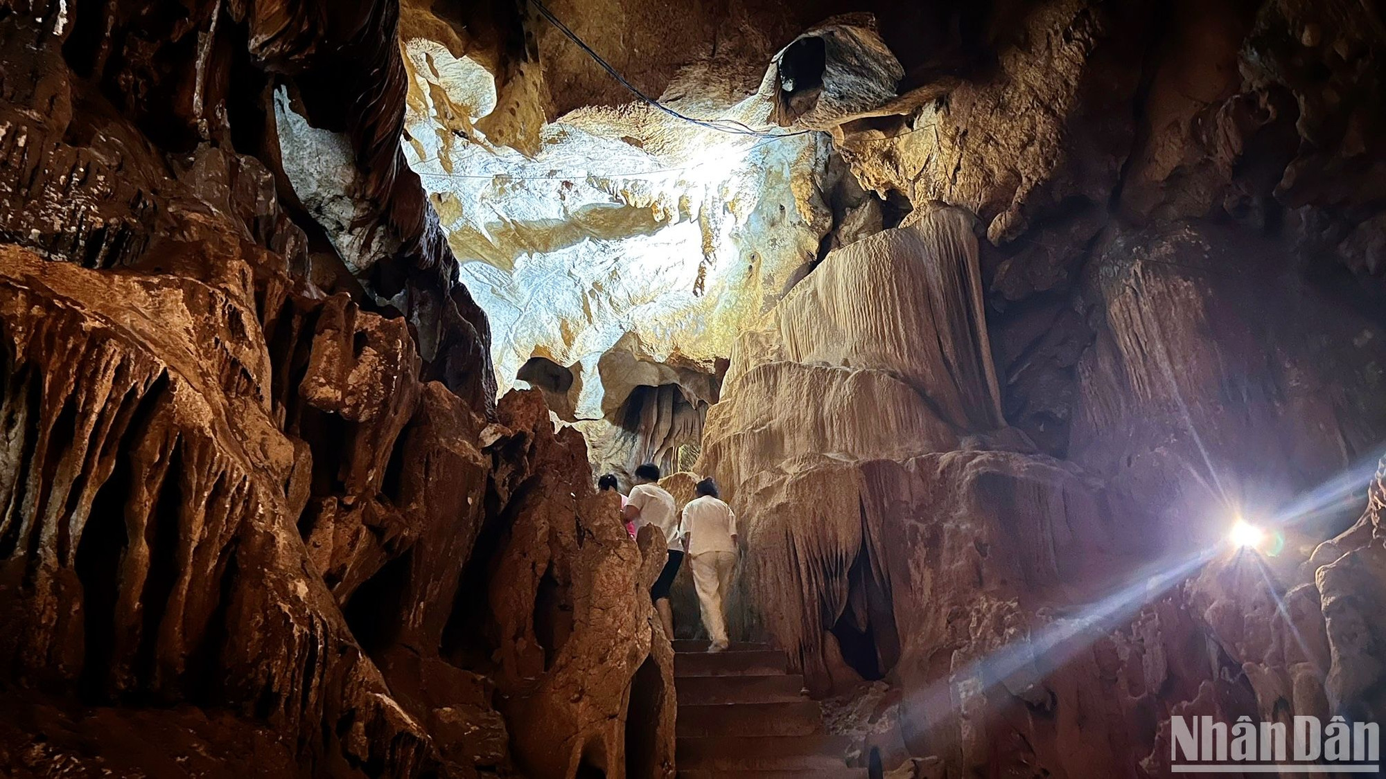 Bước qua cửa động khá nhỏ bên sườn núi, một luồng không khí mát lạnh sẽ xua tan mệt nhọc, khiến du khách thêm tò mò, hồi hộp và dấn bước vào không gian rộng lớn với bao điều kỳ thú bên trong.