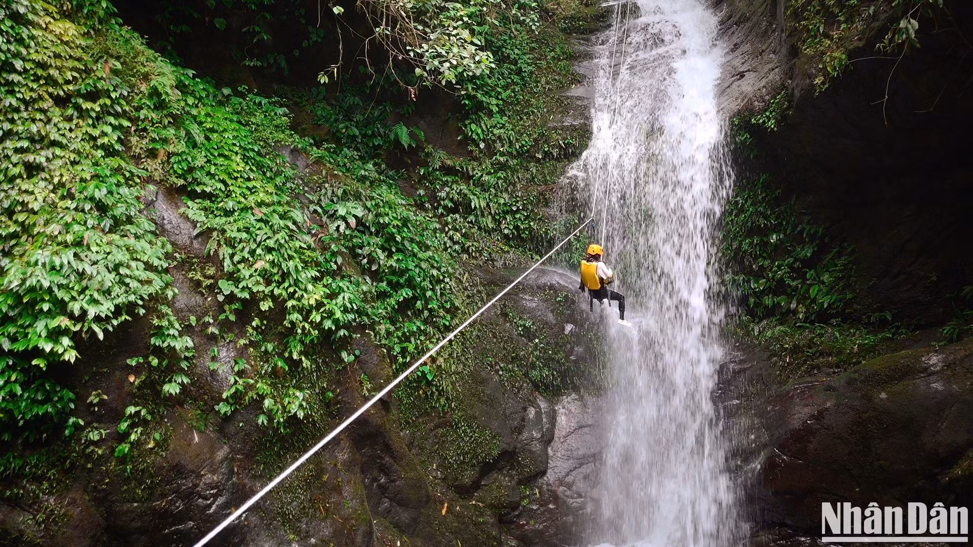 Chị Nguyễn Thị Hồng Nhung (34 tuổi, Thái Nguyên) cho biết đây là lần đầu tiên mình thử một tour du lịch mạo hiểm. Đối với những người mới làm quen, yếu tố quan trọng nhất là lựa chọn đơn vị uy tín và tham gia canyoning ở mức độ dễ để bảo đảm an toàn và trải nghiệm thú vị. Chị Nguyễn Thị Hồng Nhung (34 tuổi, Thái Nguyên) cho biết đây là lần đầu tiên mình thử một tour du lịch mạo hiểm. Đối với những người mới làm quen, yếu tố quan trọng nhất là lựa chọn đơn vị uy tín và tham gia canyoning ở mức độ dễ để bảo đảm an toàn và trải nghiệm thú vị.