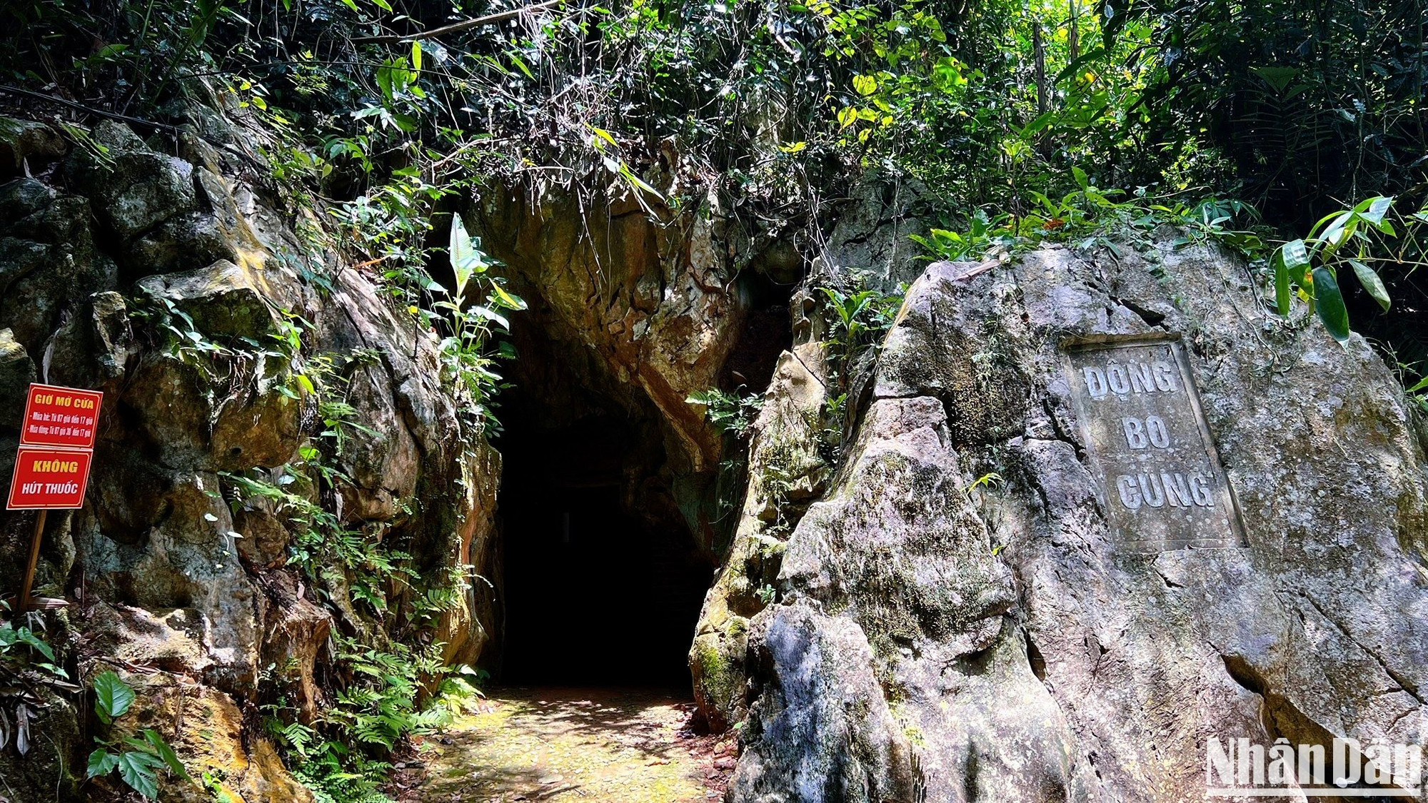 "Bo Cúng" trong tiếng dân tộc Thái bản địa có nghĩa là "mó tôm". Theo tài liệu của ngành văn hóa, du lịch địa phương, tên gọi này xuất phát từ việc dòng suối Xia chảy ngay phía trước động có rất nhiều tôm, đồng bào Thái thường đến đánh bắt.