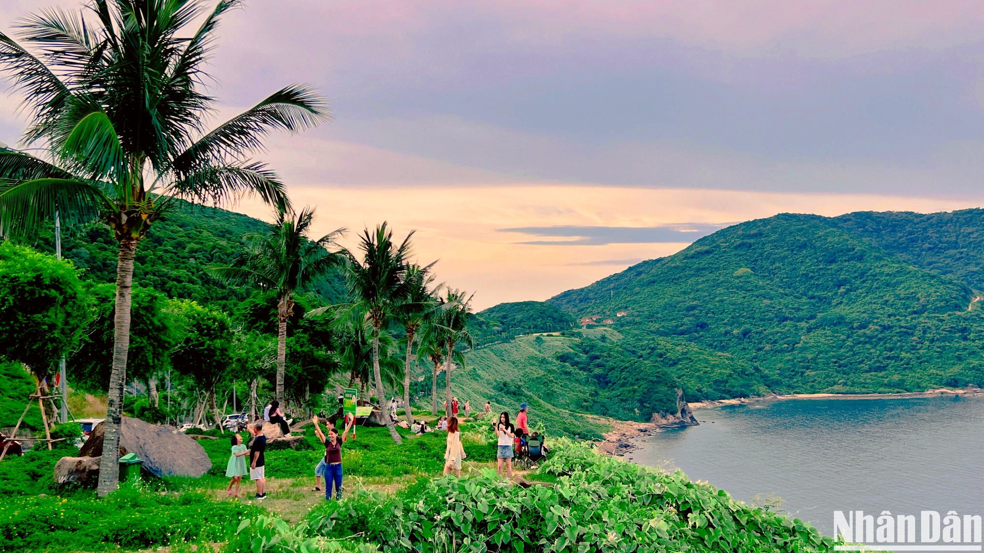 Cùng với du khách, nhiều người dân Đà Nẵng cũng không bỏ qua trải nghiệm thú vị mà miễn phí này. Đáng chú ý, ở các điểm ngắm hoàng hôn đều được bố trí thùng rác, góp phần giữ gìn vệ sinh môi trường.