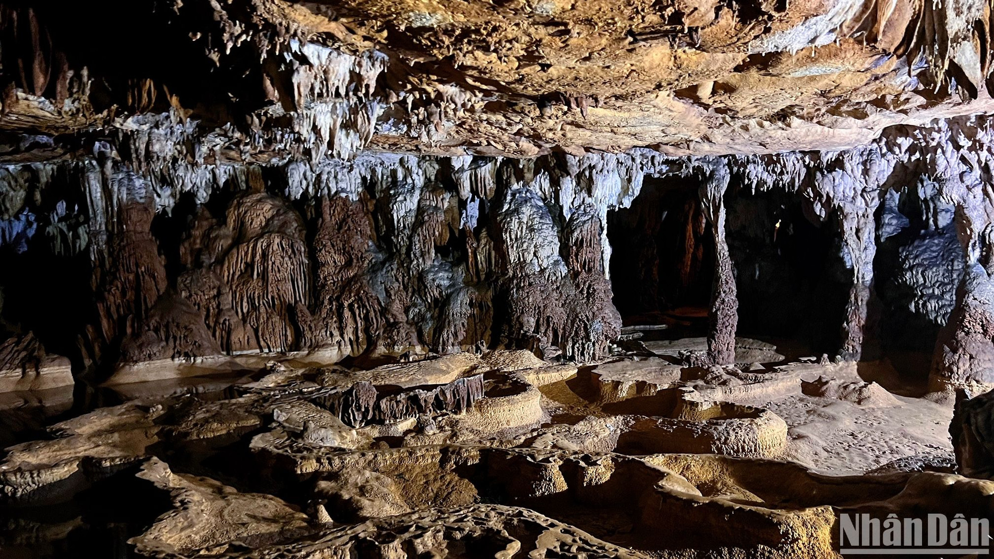 Năm 2023, đoàn thám hiểm của Hiệp hội Hang động Hoàng gia Anh (BCRA) đã đến động Bo Cúng nghiên cứu, khảo sát, đo đạc, đánh giá và công bố động Bo Cúng được hình thành cách đây khoảng 4 triệu năm, có chiều cao so với mặt nước biển 420m, là động có nhiều thạch nhũ, măng đá đẹp hiếm có trên thế giới. Động Bo Cúng không chỉ có giá trị lớn đối với nghiên cứu khoa học mà còn dồi dào tiềm năng phát triển du lịch hang động.