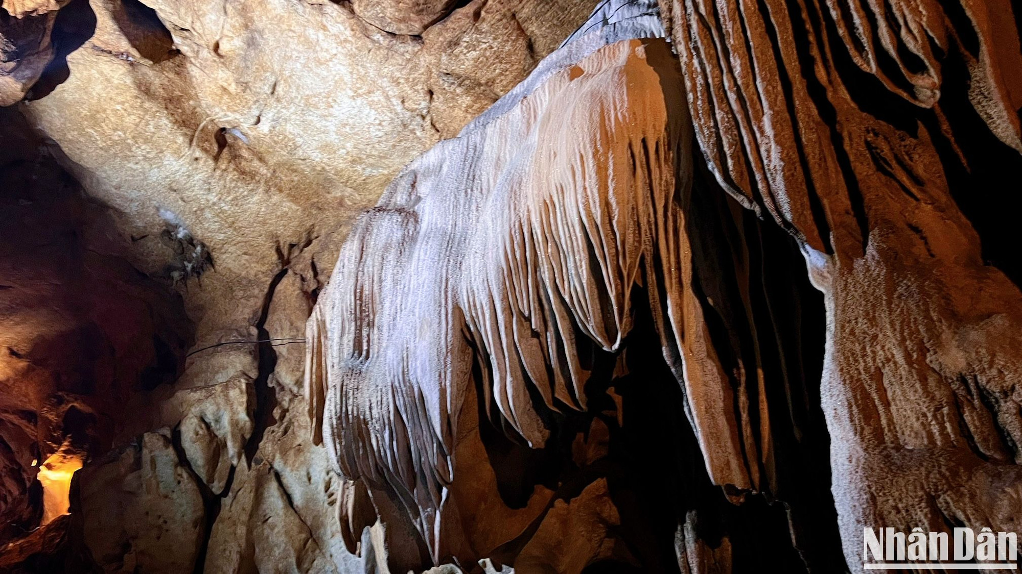 Các nhũ đá, măng đá muôn hình vạn trạng, tạo nên một thế giới sinh động tùy theo trí tưởng tượng của mỗi người. Với cấu tạo khoáng chất, nhiều nhũ đá phát ra ánh sáng bạc, vàng lấp lánh, huyền ảo.