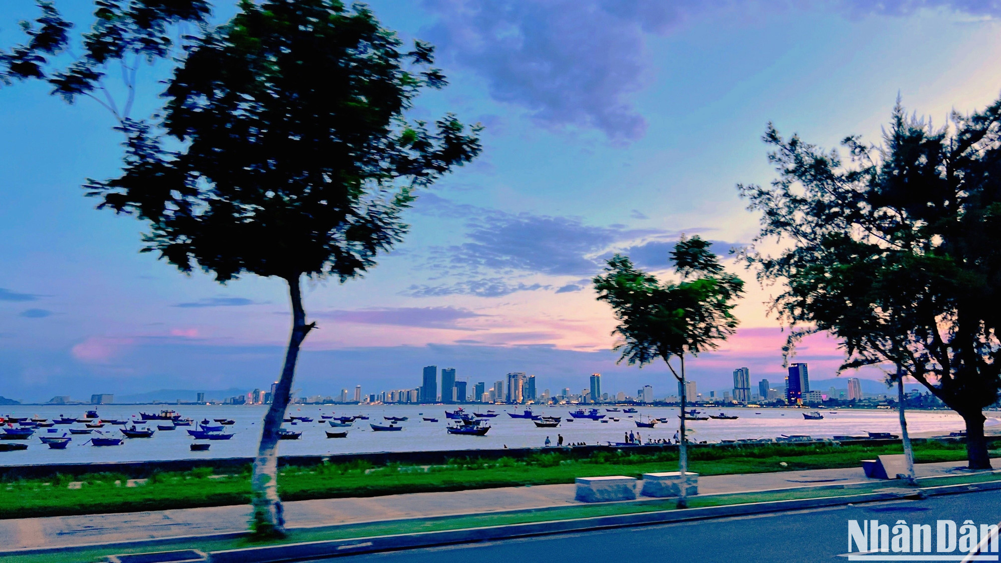 Rời Sơn Trà sau thời khắc mặt trời lặn, phố biển đã lên đèn để chìm vào màn đêm huyền ảo. Đà Nẵng là khu du lịch biển phong phú trải nghiệm du lịch đêm như phố ẩm thực, chợ đêm, cầu Rồng trình diễn phun lửa và phun nước, âm nhạc đường phố, công viên giải trí hiện đại...