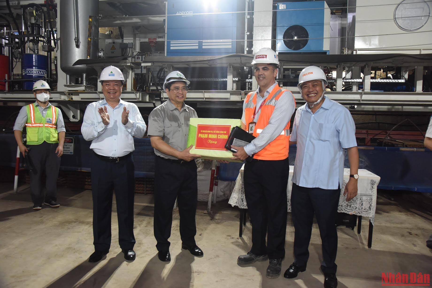 Thủ tướng Phạm Minh Chính tặng quà cho các đơn vị thi công ga S9-Kim Mã.