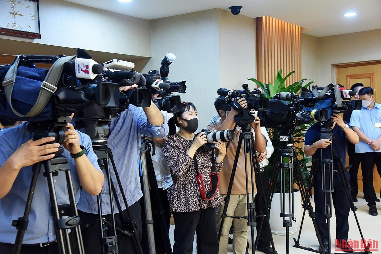 Phóng viên các cơ quan thông tấn báo chí trong nước và quốc tế đến đưa tin.