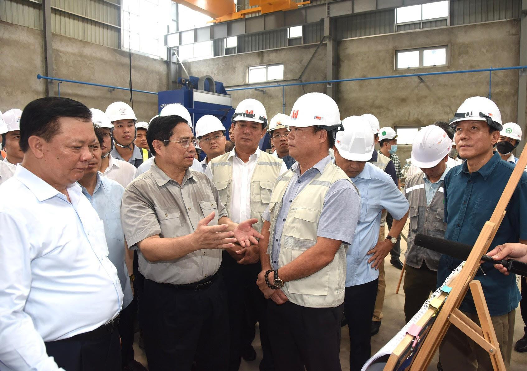 Thủ tướng Phạm Minh Chính kiểm tra khu vực kho chứa tàu tại Nhổn.