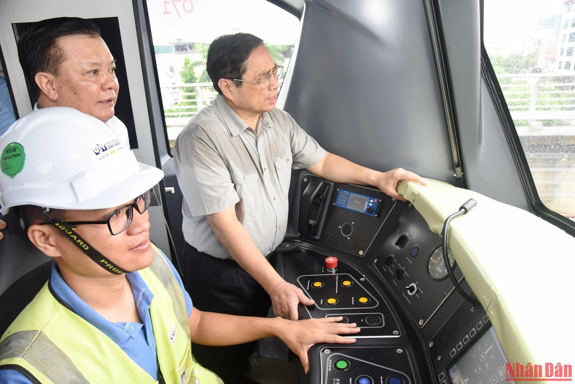 Thủ tướng Phạm Minh Chính kiểm tra tàu vận hành từ ga S8 đến Nhổn.