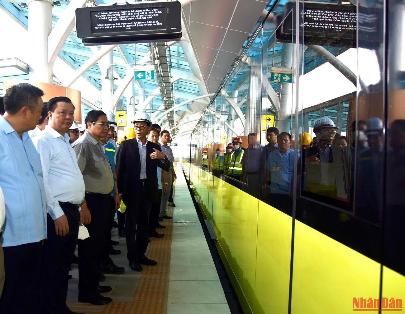 Thủ tướng Phạm Minh Chính kiểm tra tàu vận hành tại khu vực ga S8-Cầu Giấy.