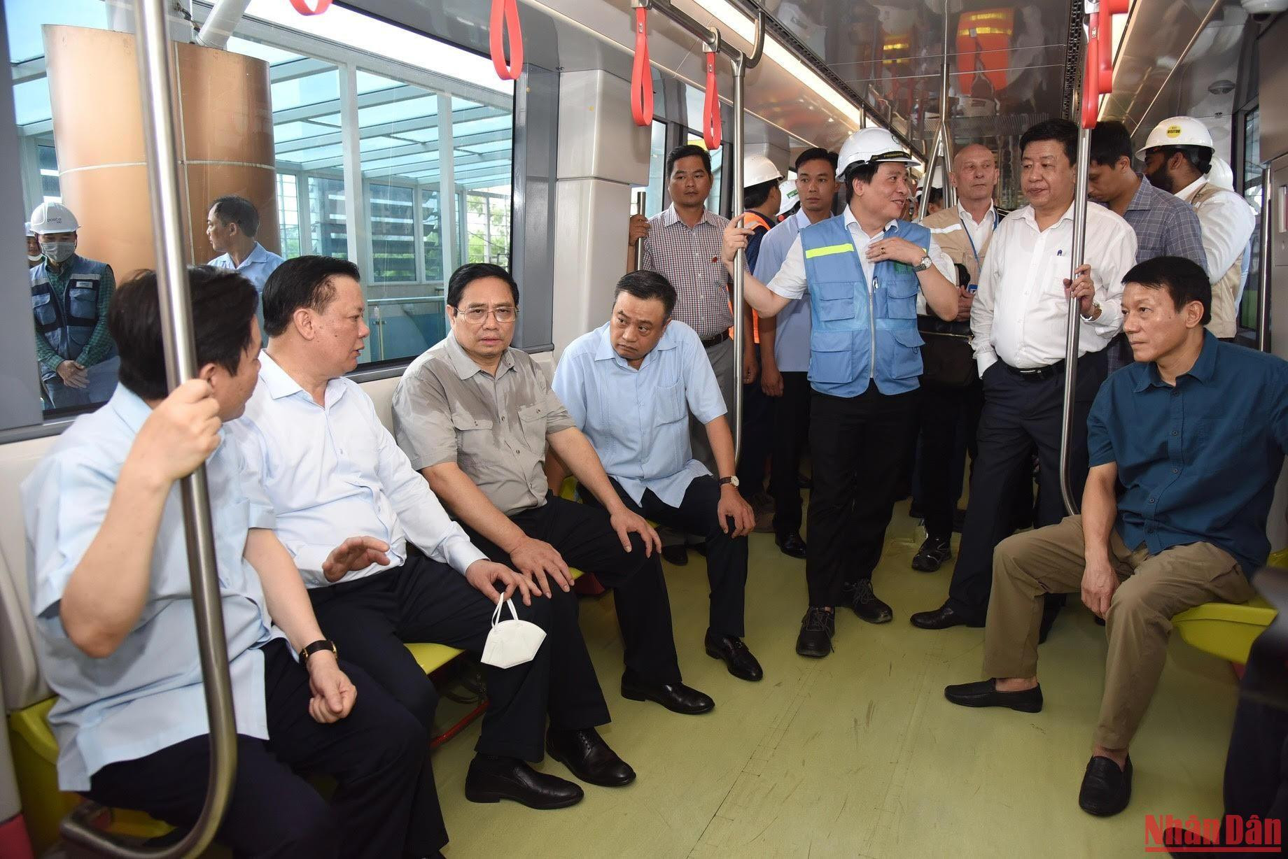 Thủ tướng Phạm Minh Chính đi thử tuyến tàu vận hành từ ga S8 Cầu Giấy-Nhổn.