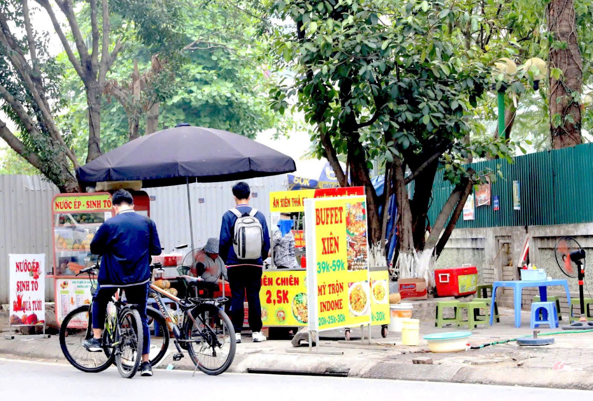 Các loại xiên que được bày bán gần cổng trường học. (Ảnh: ĐỖ THOA)