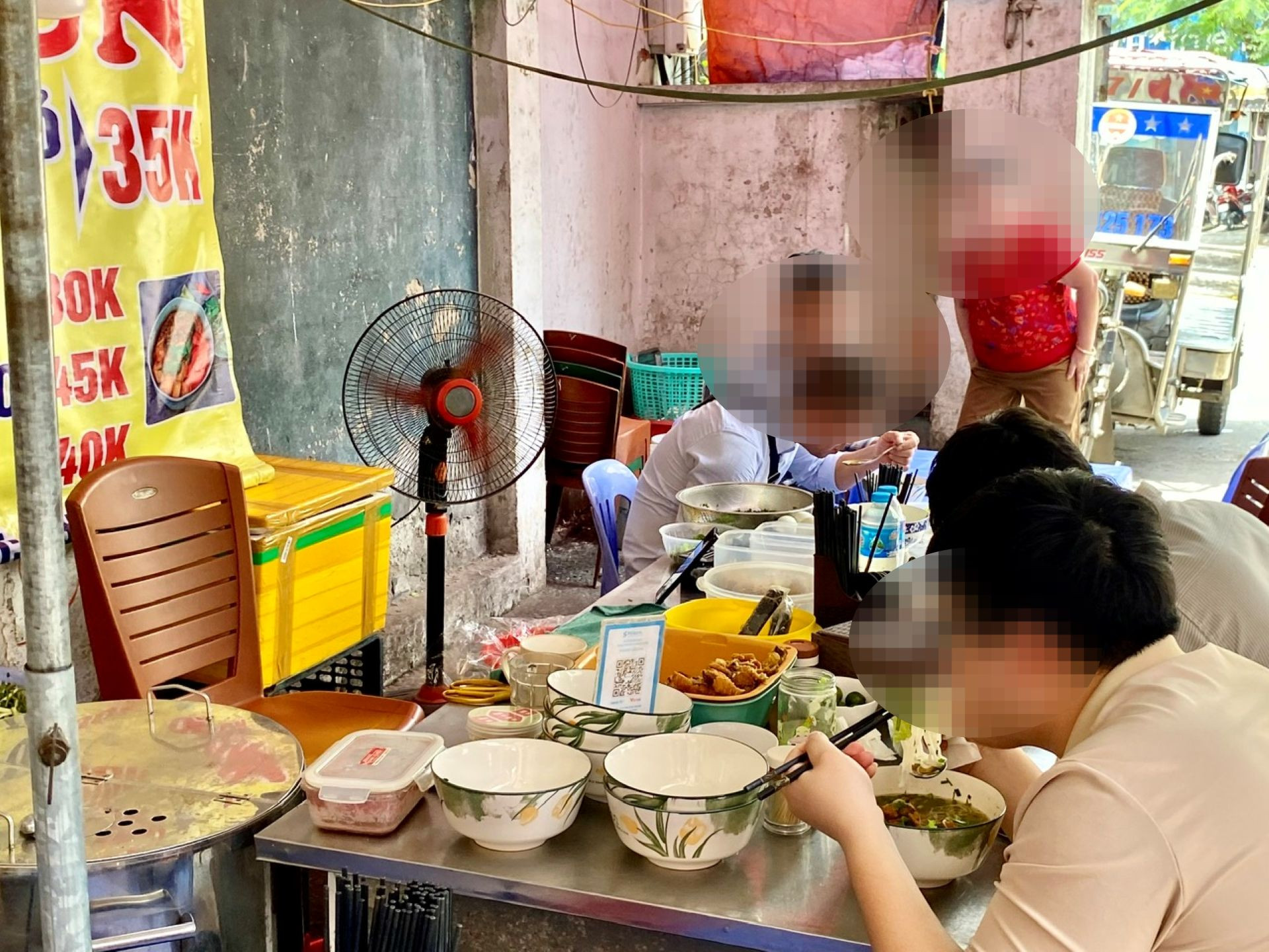 Đồ ăn ở vỉa hè không được che chắn, bảo quản dễ nhiễm bụi bẩn. (Ảnh: ĐỖ THOA)