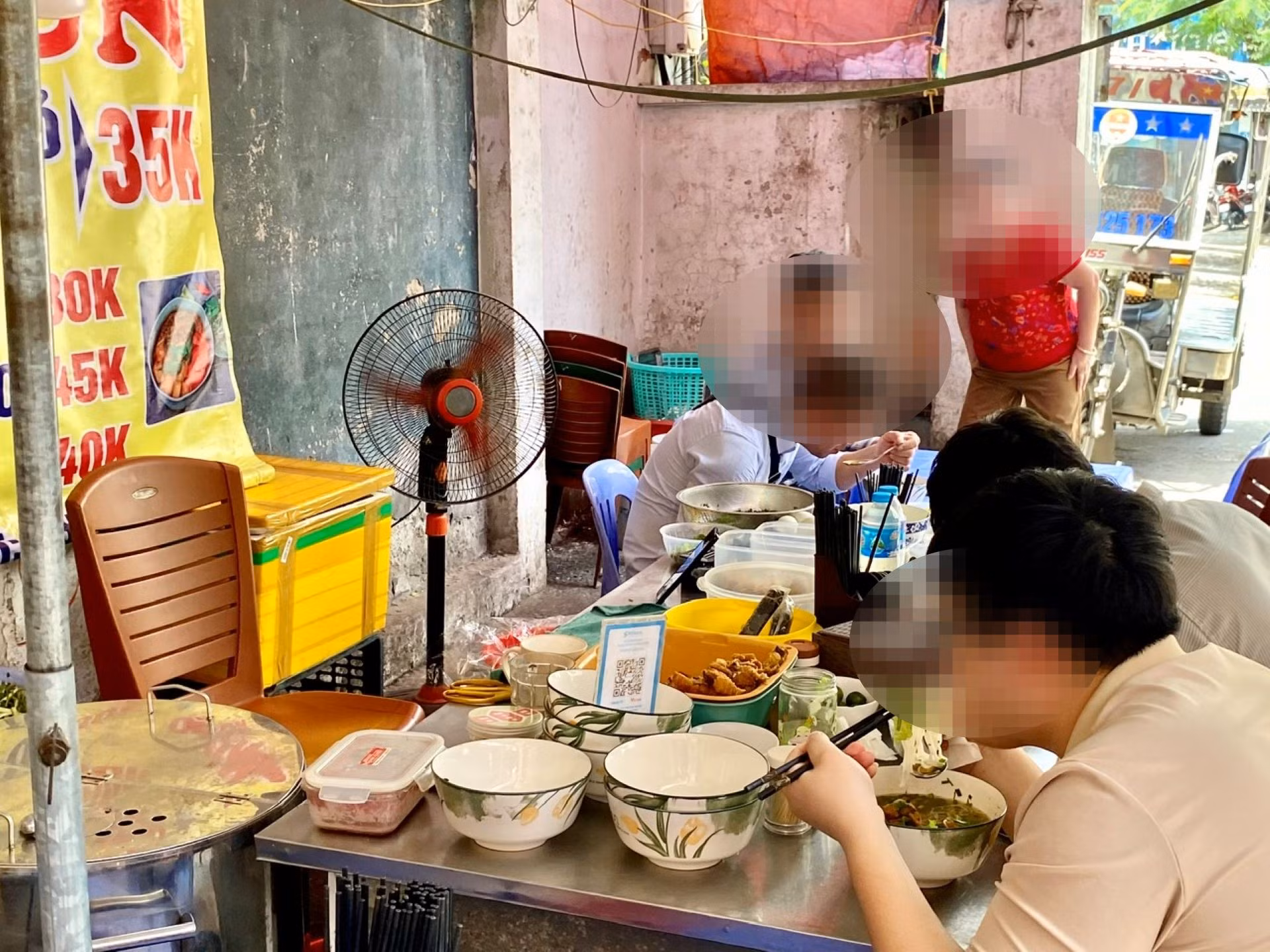 Đồ ăn ở vỉa hè không được che chắn, bảo quản dễ nhiễm bụi bẩn. (Ảnh: ĐỖ THOA)