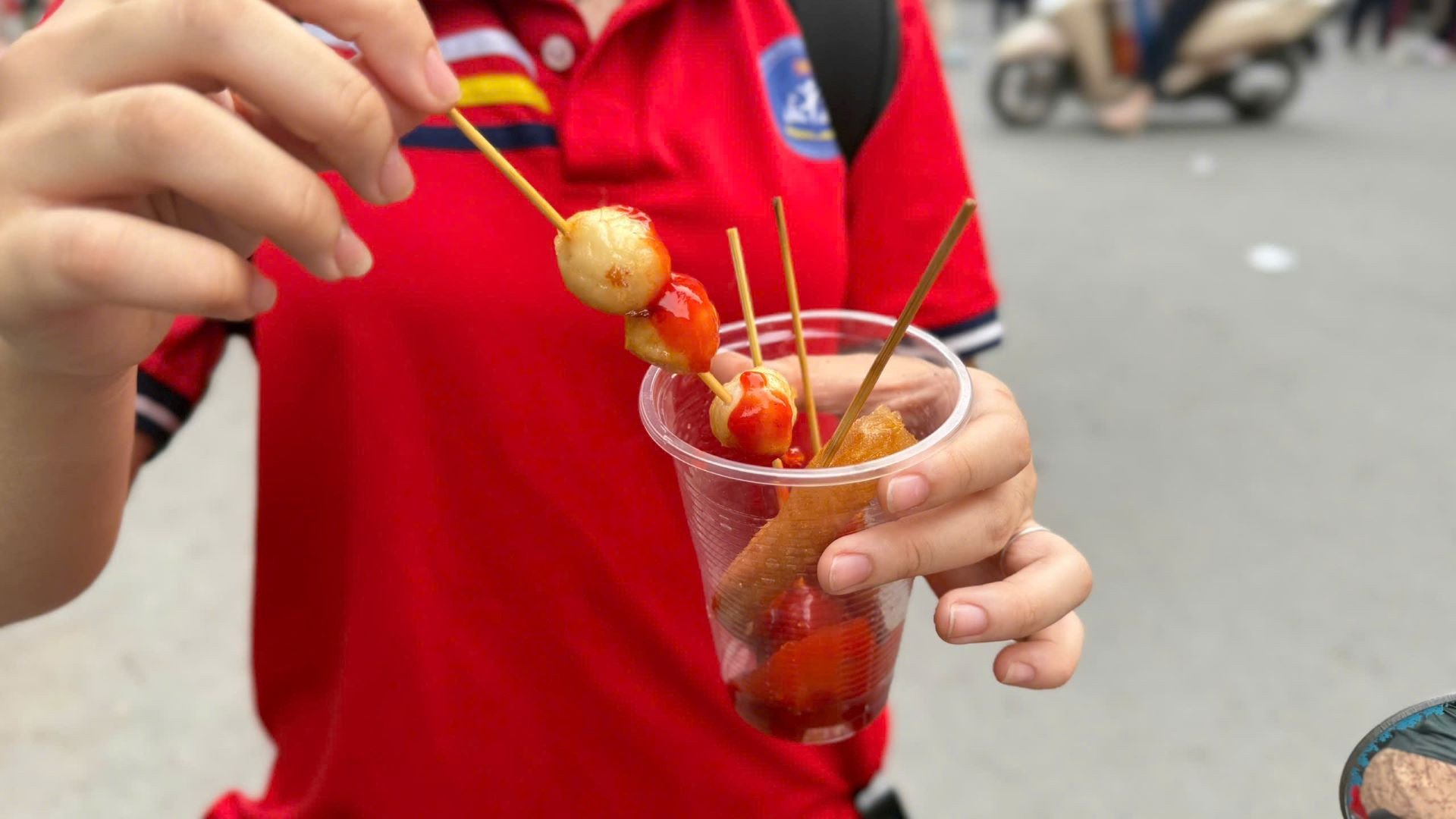 Xiên que học sinh mua gần cổng trường có giá từ 5.000-10.000 đồng. (Ảnh: ĐỖ THOA)