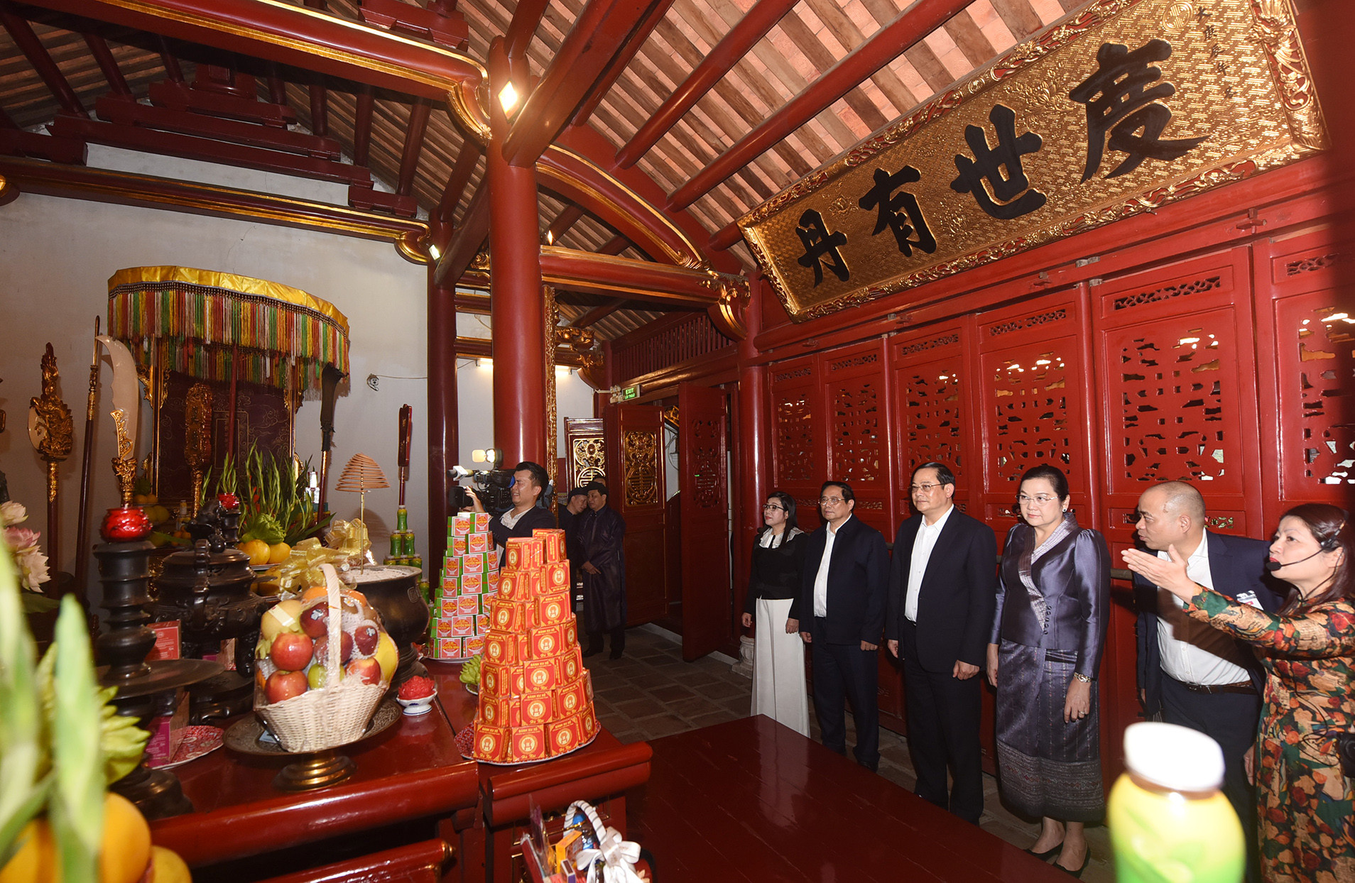 Đền Ngọc Sơn không chỉ là một di tích tín ngưỡng, mà một thời còn là nơi sinh hoạt của Hội Hướng thiện, một tổ chức tập hợp nhiều nhà Nho yêu nước đương thời, như Nguyễn Văn Siêu (1799-1870), Vũ Tông Phan (1800-1851) để tuyên truyền, giáo dục điều thiện cho quần chúng, tổ chức in nhiều loại sách...