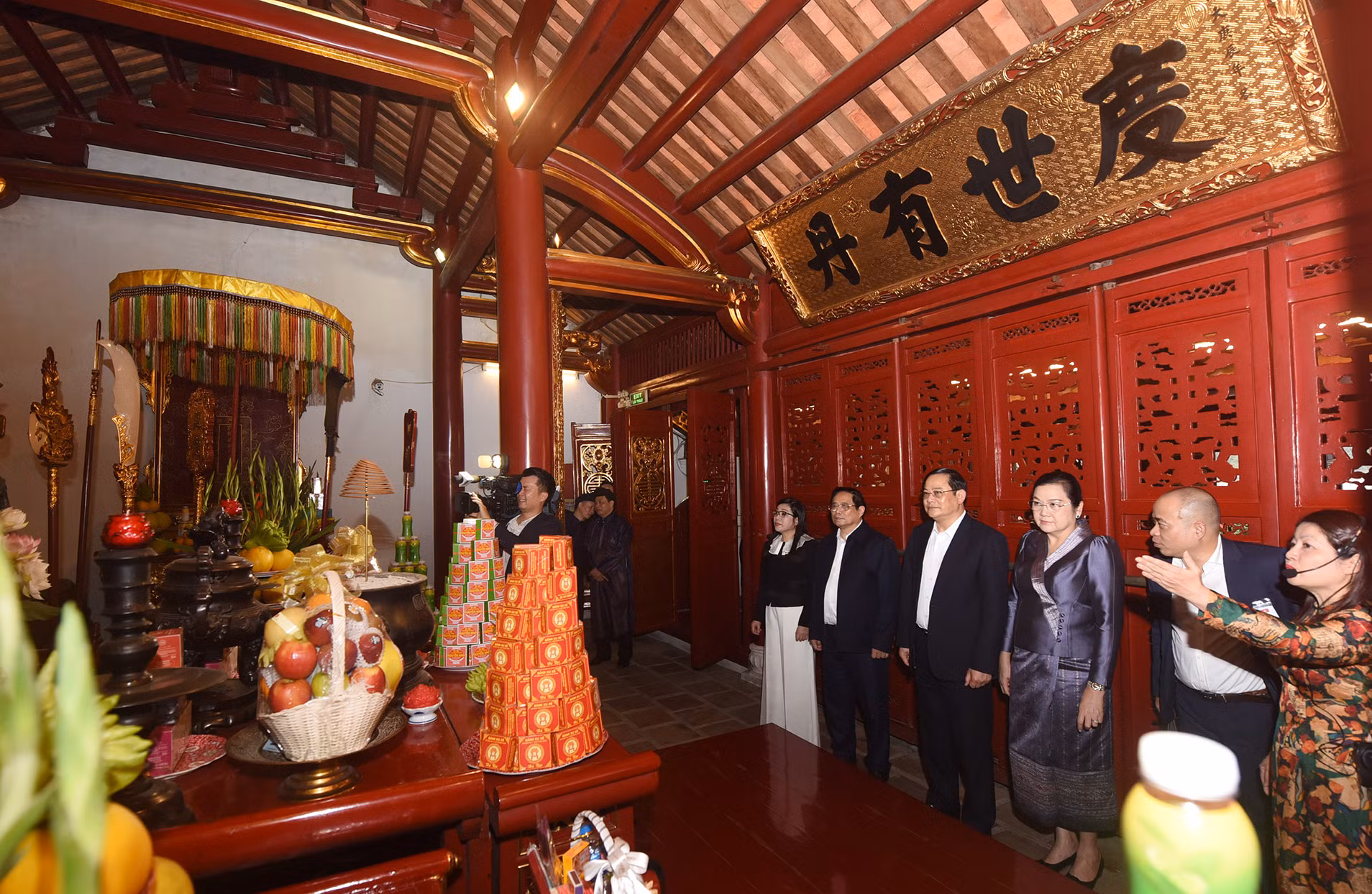 Đền Ngọc Sơn không chỉ là một di tích tín ngưỡng, mà một thời còn là nơi sinh hoạt của Hội Hướng thiện, một tổ chức tập hợp nhiều nhà Nho yêu nước đương thời, như Nguyễn Văn Siêu (1799-1870), Vũ Tông Phan (1800-1851) để tuyên truyền, giáo dục điều thiện cho quần chúng, tổ chức in nhiều loại sách...