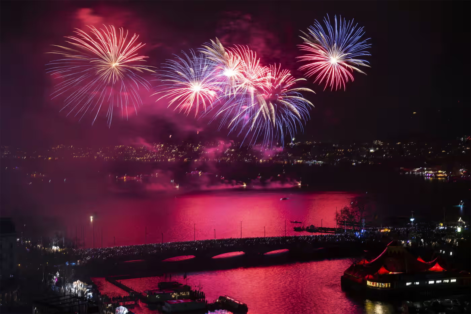 Pháo hoa thắp sáng khu vực hồ Zurich, Thụy Sĩ. Ảnh: AP
