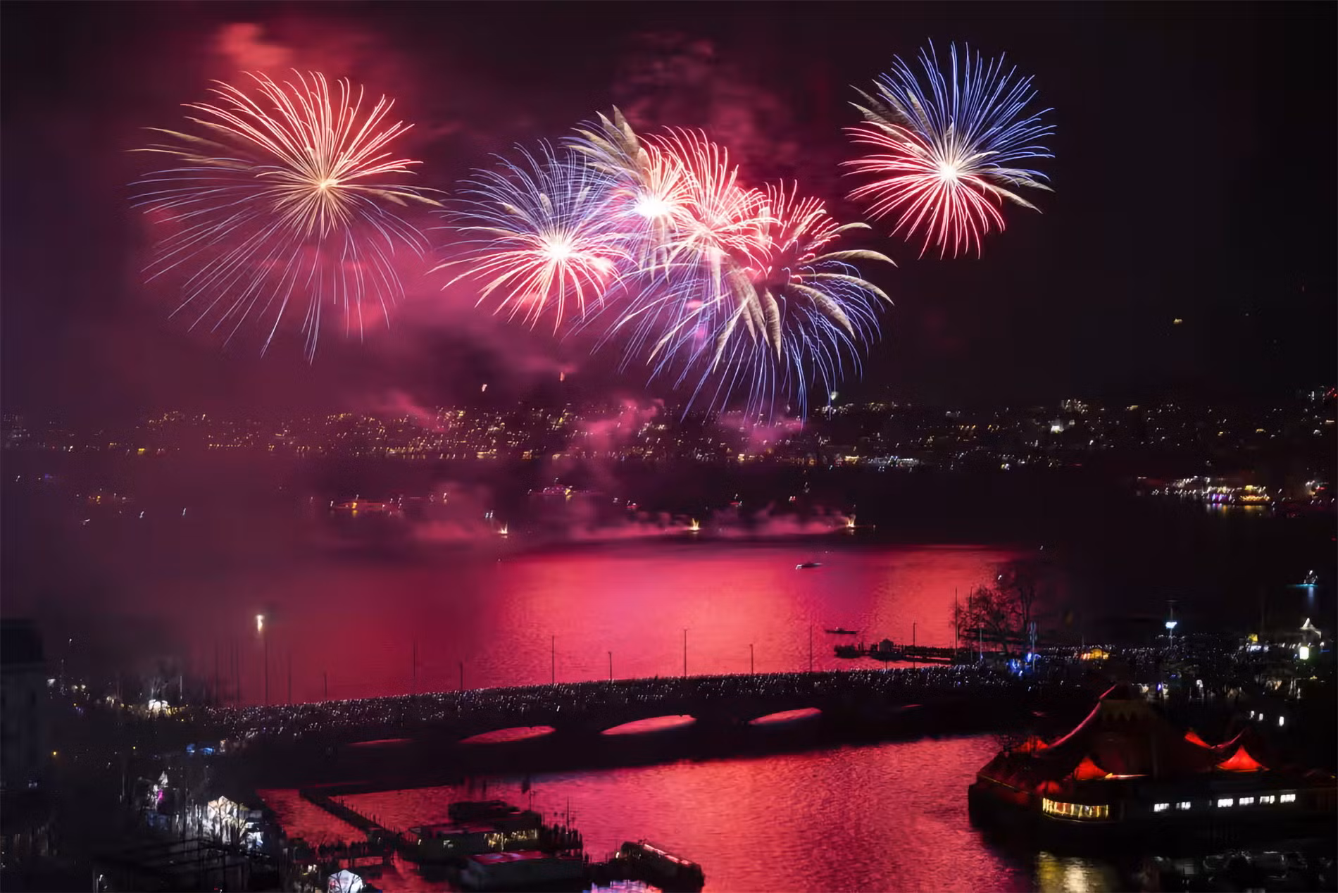 Pháo hoa thắp sáng khu vực hồ Zurich, Thụy Sĩ. Ảnh: AP