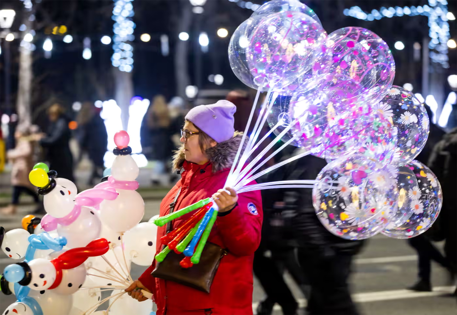 Người phụ nữ bán bóng bay trên đường phố Chișinău, Moldova. Ảnh: EPA
