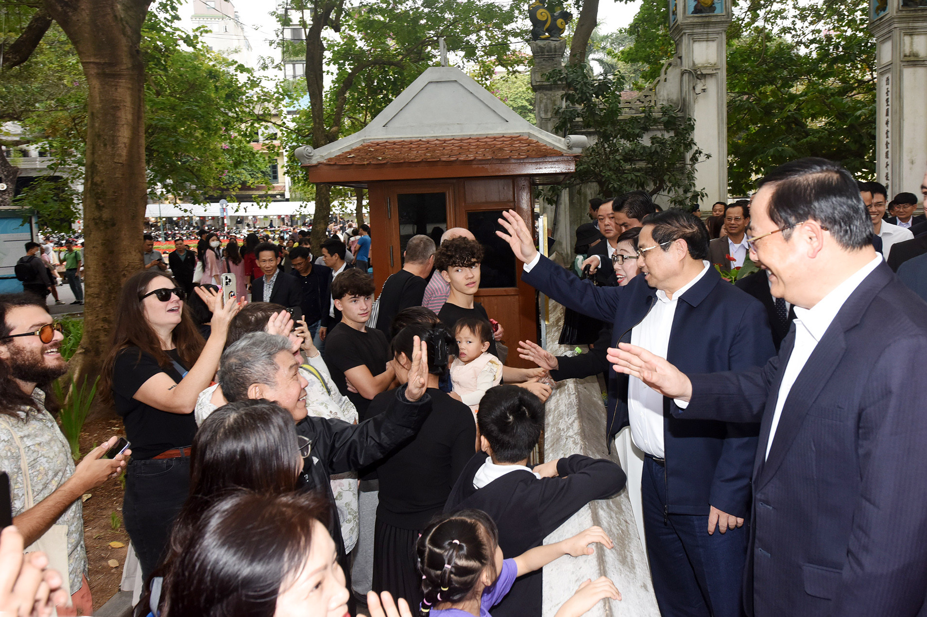 Thủ tướng Phạm Minh Chính và Thủ tướng Sonexay Siphandone giao lưu với du khách Việt Nam và quốc tế.