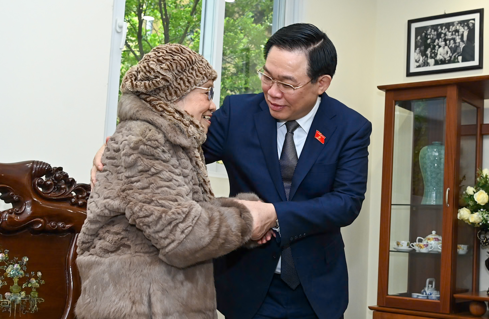 Chủ tịch Quốc hội Vương Đình Huệ thăm hỏi cụ Nguyễn Nguyệt Tuệ (nhà văn Nguyệt Tú), phu nhân nguyên Chủ tịch Quốc hội Lê Quang Đạo.