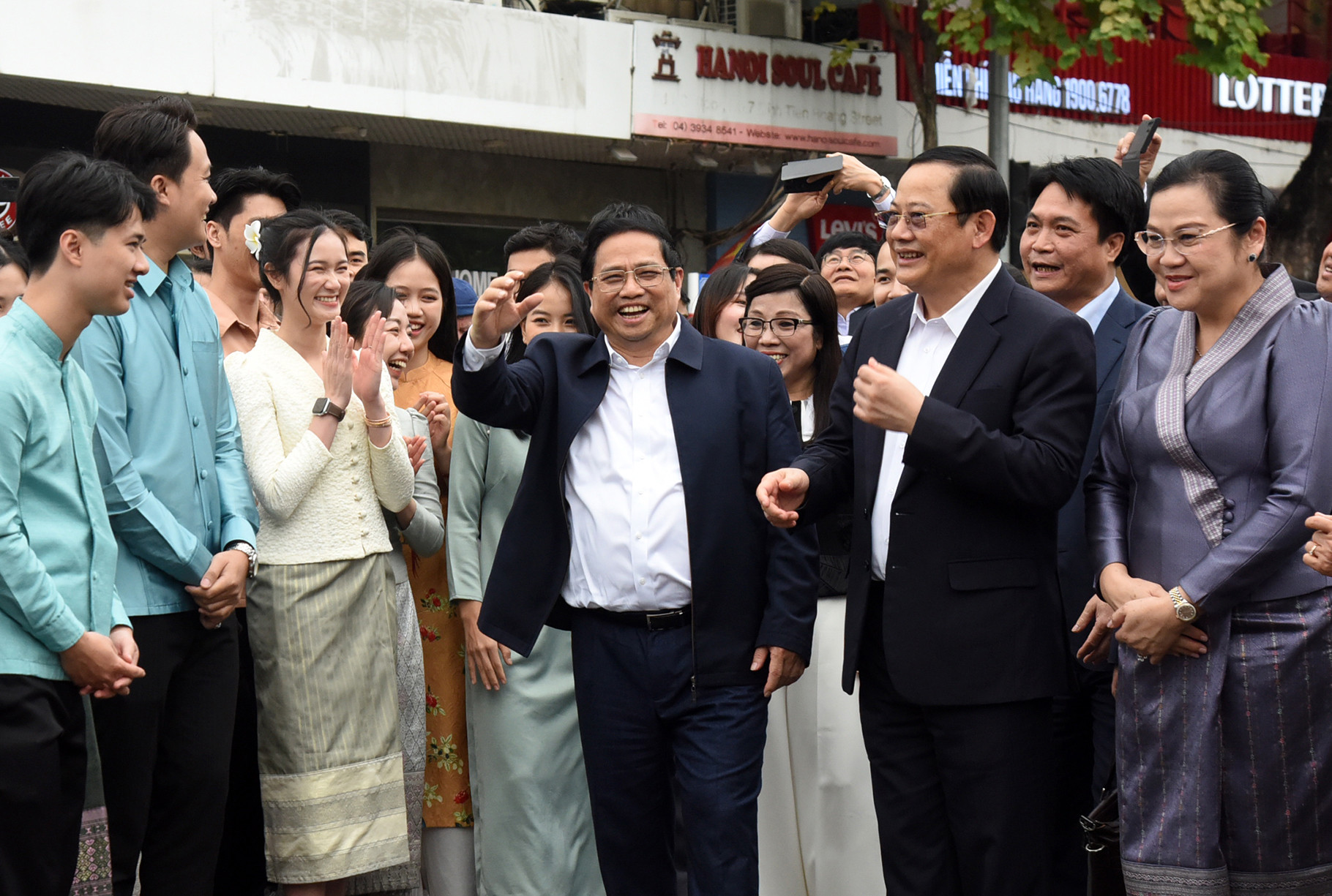 Hai Thủ tướng và Phu nhân gặp gỡ, trò chuyện với sinh viên hai nước tại quảng trường Đông Kinh Nghĩa Thục. Hai Thủ tướng mong muốn, sinh viên nói riêng và thế hệ trẻ hai nước Việt Nam và Lào nói chung ra sức học tập, rèn luyện lập thân lập nghiệp, phát triển toàn diện đức, trí, thể, mỹ; thực hiện ước mơ, hoài bão của mình và gia đình, thực hiện trách nhiệm xã hội và nhiệm vụ xây dựng và bảo vệ Tổ quốc mỗi nước; góp phần thực hiện thắng lợi nhiệm vụ mà Đảng, Nhà nước và nhân dân hai nước đã xác định.
