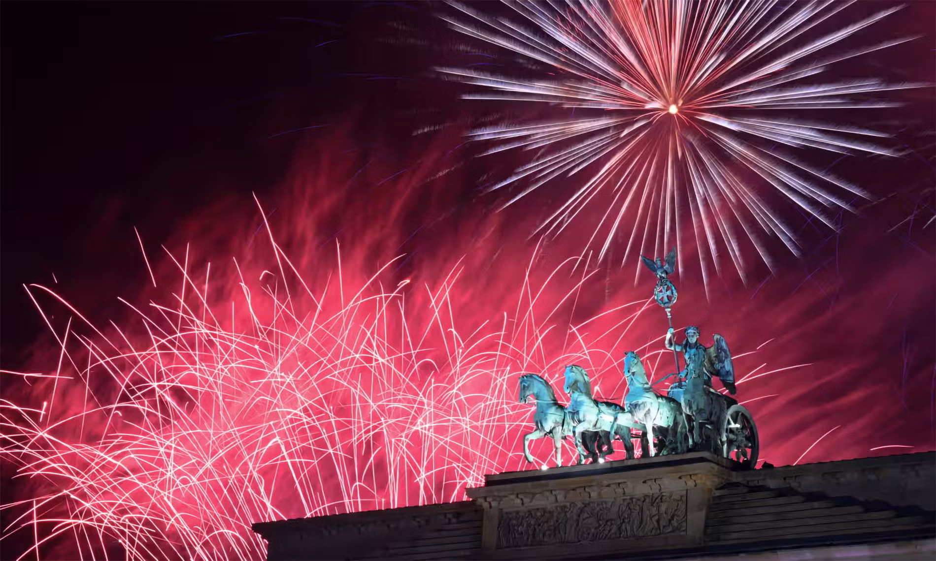 Khu vực Cổng Brandenburg tại Berlin, Đức, với màn bắn pháo hoa rực rỡ và hoành tráng. Ảnh: Reuters