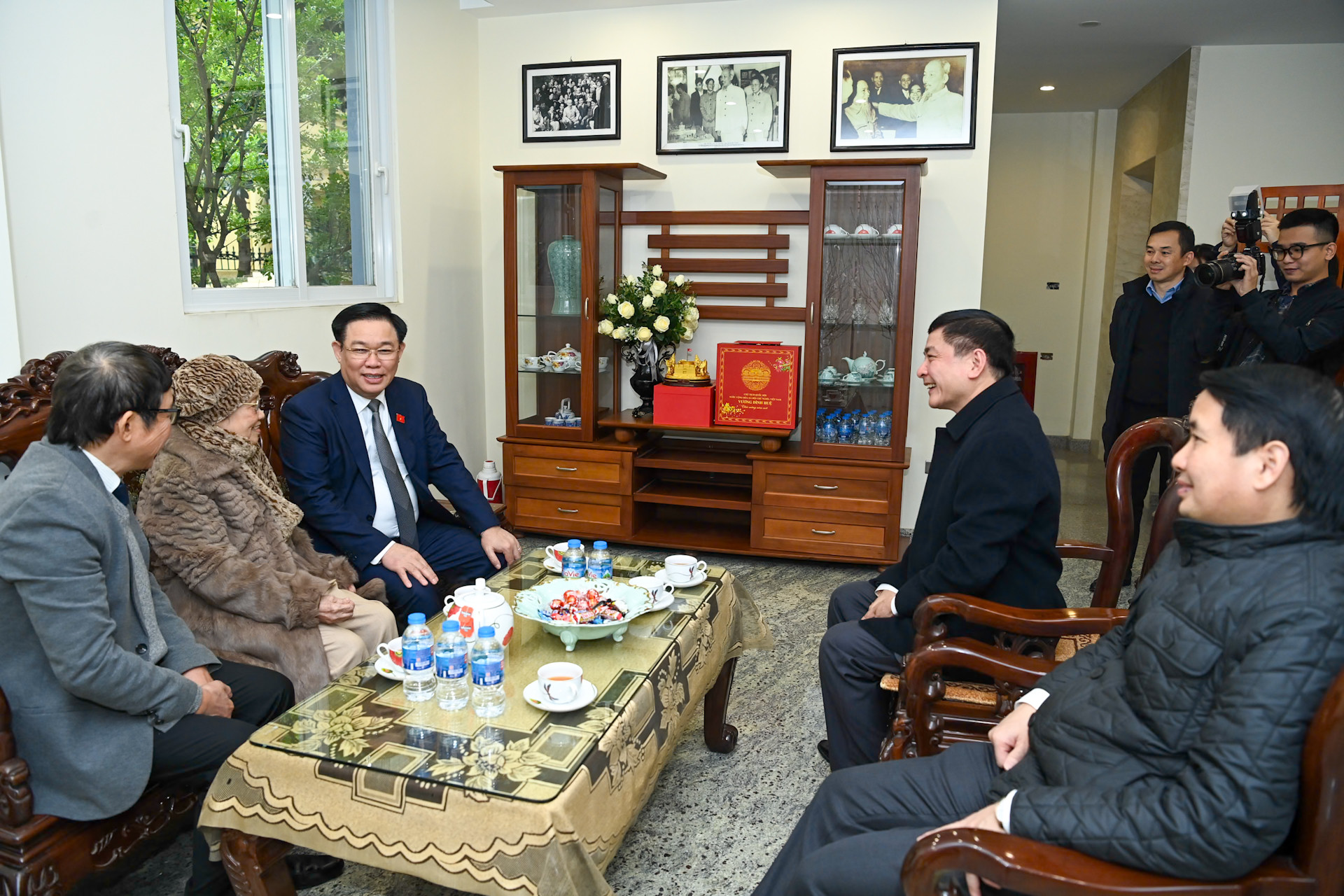 Chủ tịch Quốc hội Vương Đình Huệ thăm hỏi gia đình nguyên Chủ tịch Quốc hội Lê Quang Đạo.