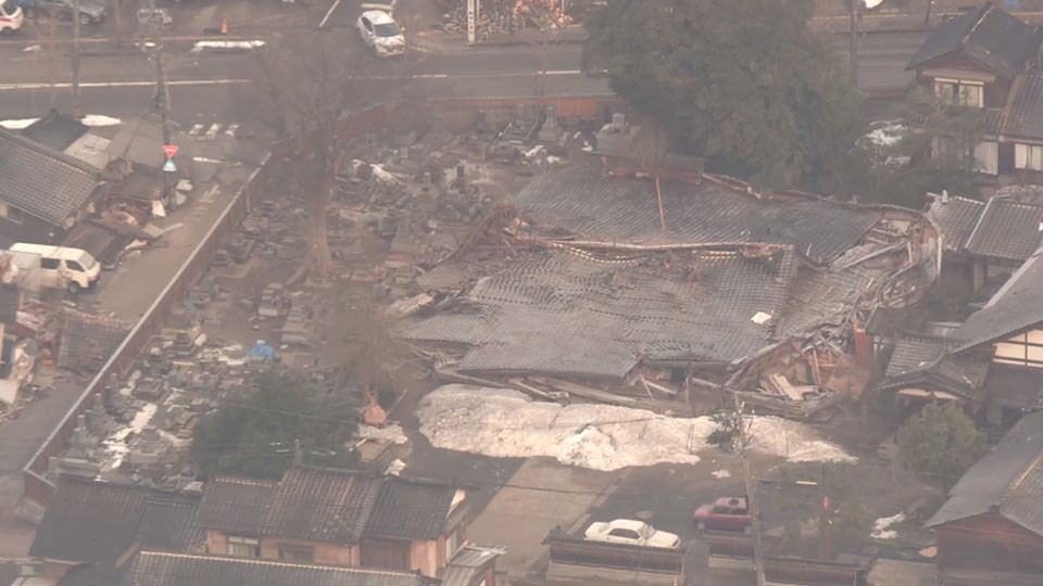 Công trình được cho là một ngôi chùa ở thành phố Suzu, tỉnh Ishikawa đã bị phá hủy hoàn toàn. Các ngôi mộ ở khu vực chung quanh chịu ảnh hưởng. Ảnh: NHK