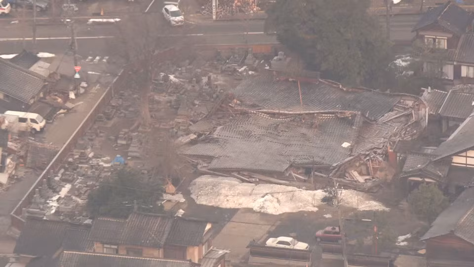 Công trình được cho là một ngôi chùa ở thành phố Suzu, tỉnh Ishikawa đã bị phá hủy hoàn toàn. Các ngôi mộ ở khu vực chung quanh chịu ảnh hưởng. Ảnh: NHK