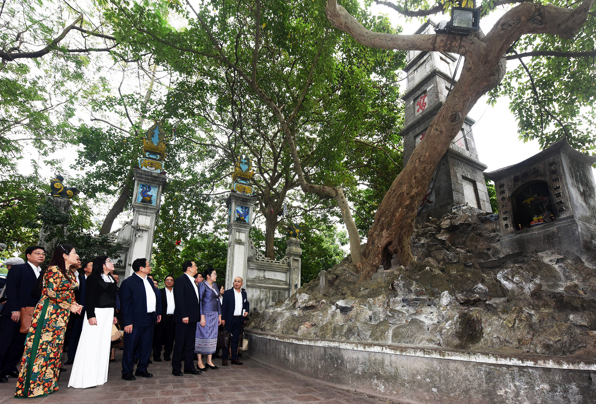 Thủ tướng Phạm Minh Chính và Phu nhân giới thiệu với Thủ tướng Sonexay Siphandone và Phu nhân về Tháp bút, Đài nghiên.