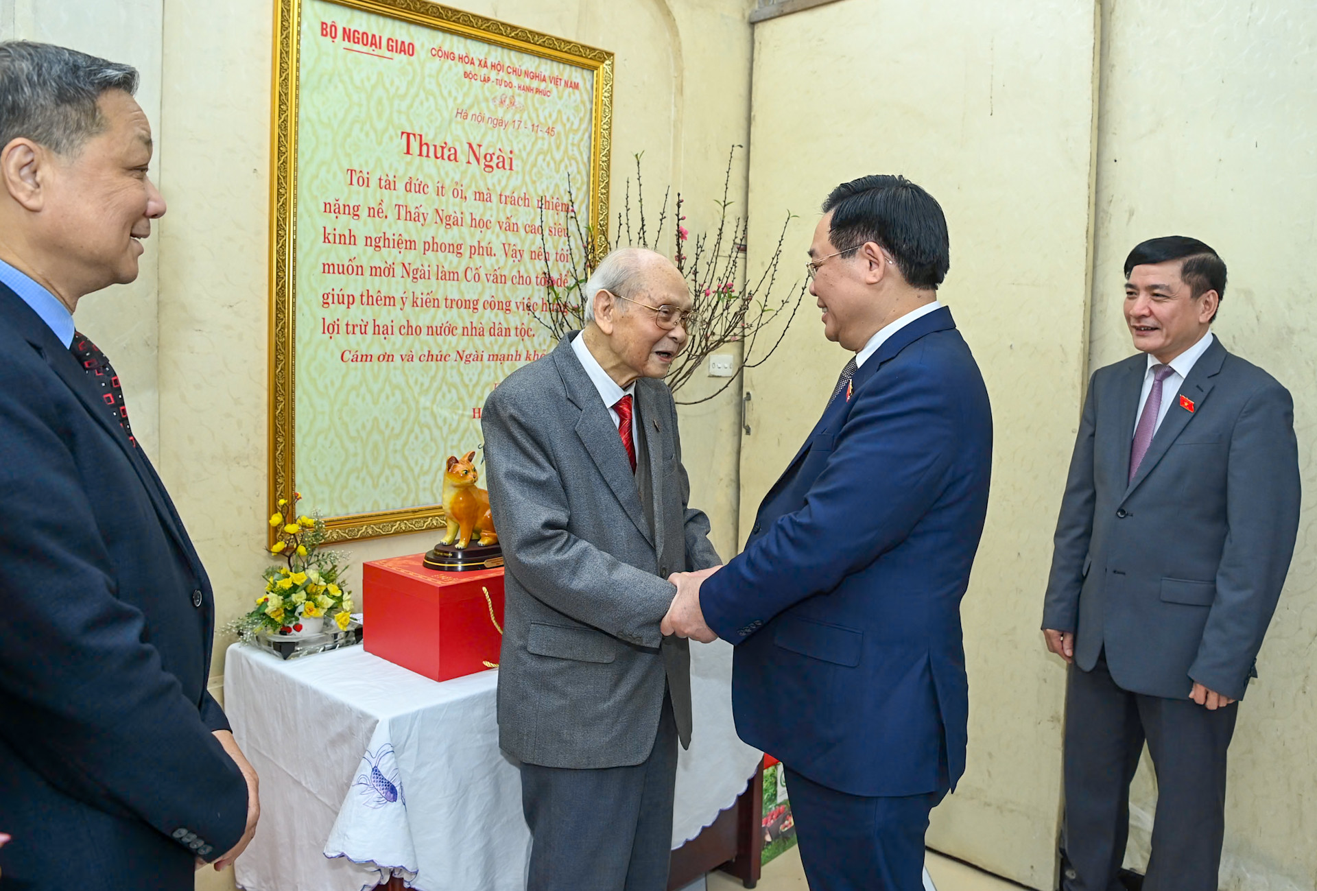 Chủ tịch Quốc hội Vương Đình Huệ với Giáo sư, Bác sĩ Bùi Nghĩa, con trai của nguyên Trưởng Ban Thường trực Quốc hội Bùi Bằng Đoàn.