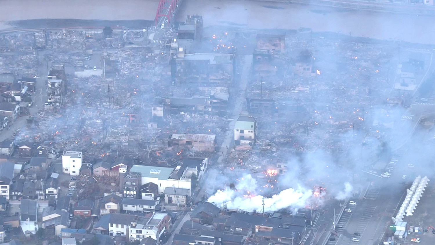 Wajima là một trong những địa phương chịu ảnh hưởng nặng nề nhất của trận động đất ngày 1/1. Lực lượng cứu hỏa vẫn đang tập trung dập lửa tại trung tâm thành phố. Ảnh: NHK