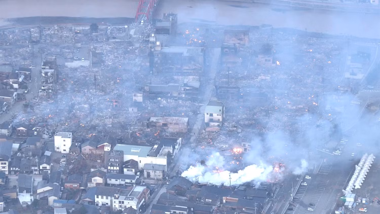 Wajima là một trong những địa phương chịu ảnh hưởng nặng nề nhất của trận động đất ngày 1/1. Lực lượng cứu hỏa vẫn đang tập trung dập lửa tại trung tâm thành phố. Ảnh: NHK