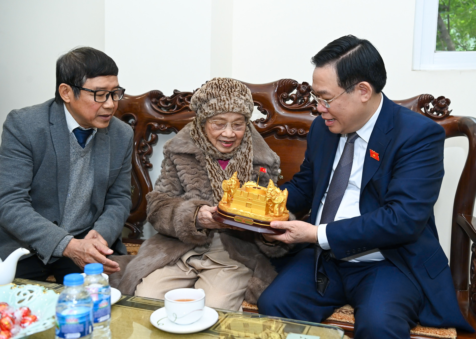 Chủ tịch Quốc hội Vương Đình Huệ tặng quà phu nhân nguyên Chủ tịch Quốc hội Lê Quang Đạo.