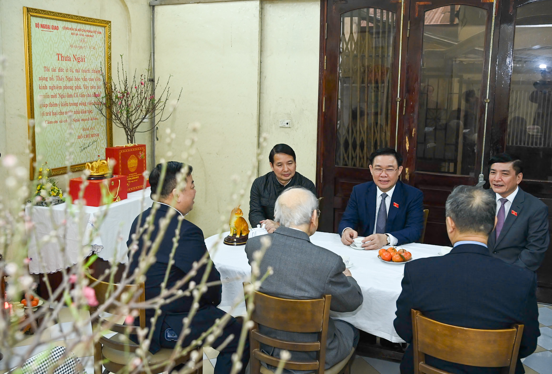 Chủ tịch Quốc hội Vương Đình Huệ thăm, chúc Tết và thắp hương tưởng nhớ nguyên Trưởng Ban Thường trực Quốc hội Bùi Bằng Đoàn.