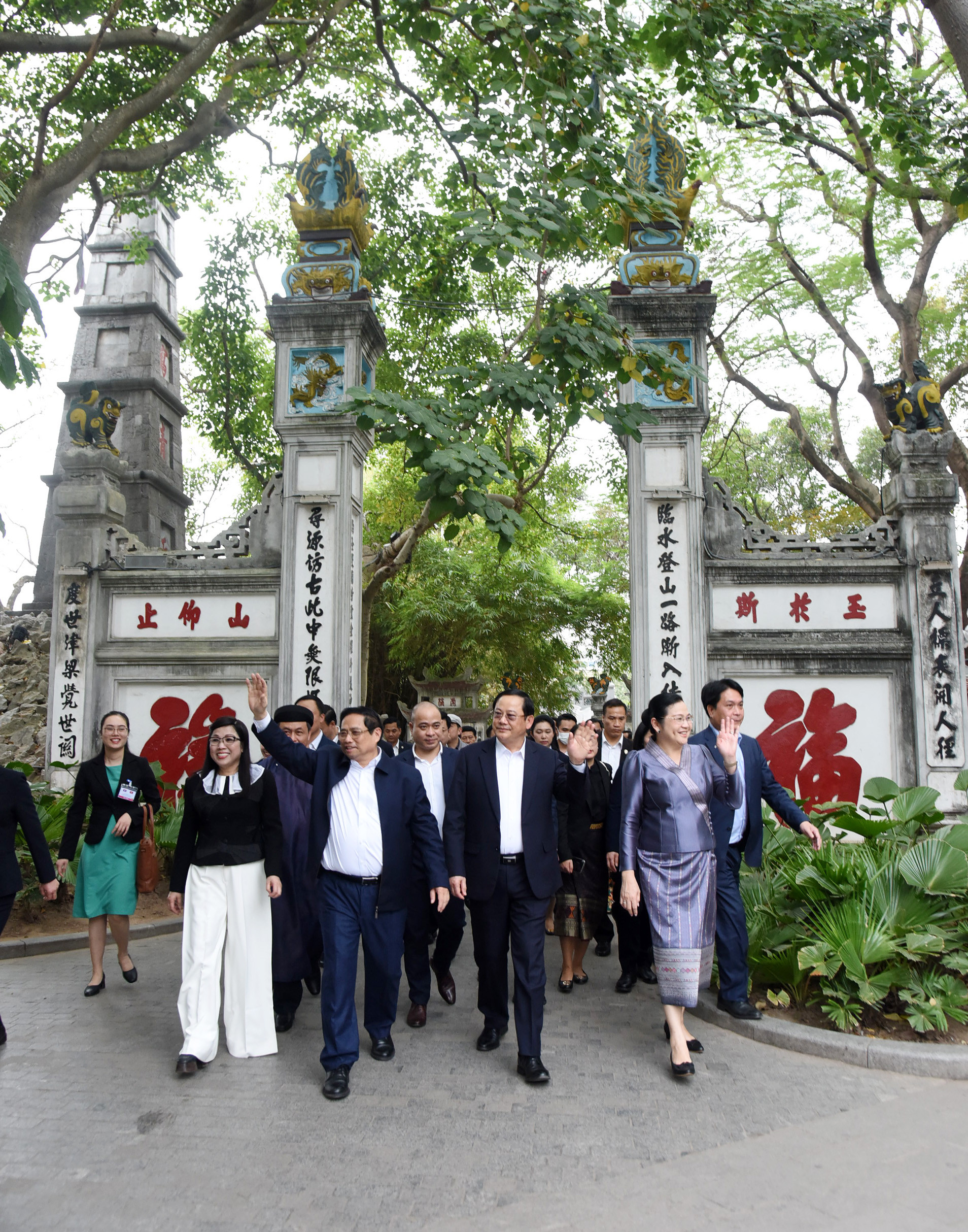 Sau khi thăm đền Ngọc Sơn, hai Thủ tướng cùng tản bộ ở hồ Gươm.