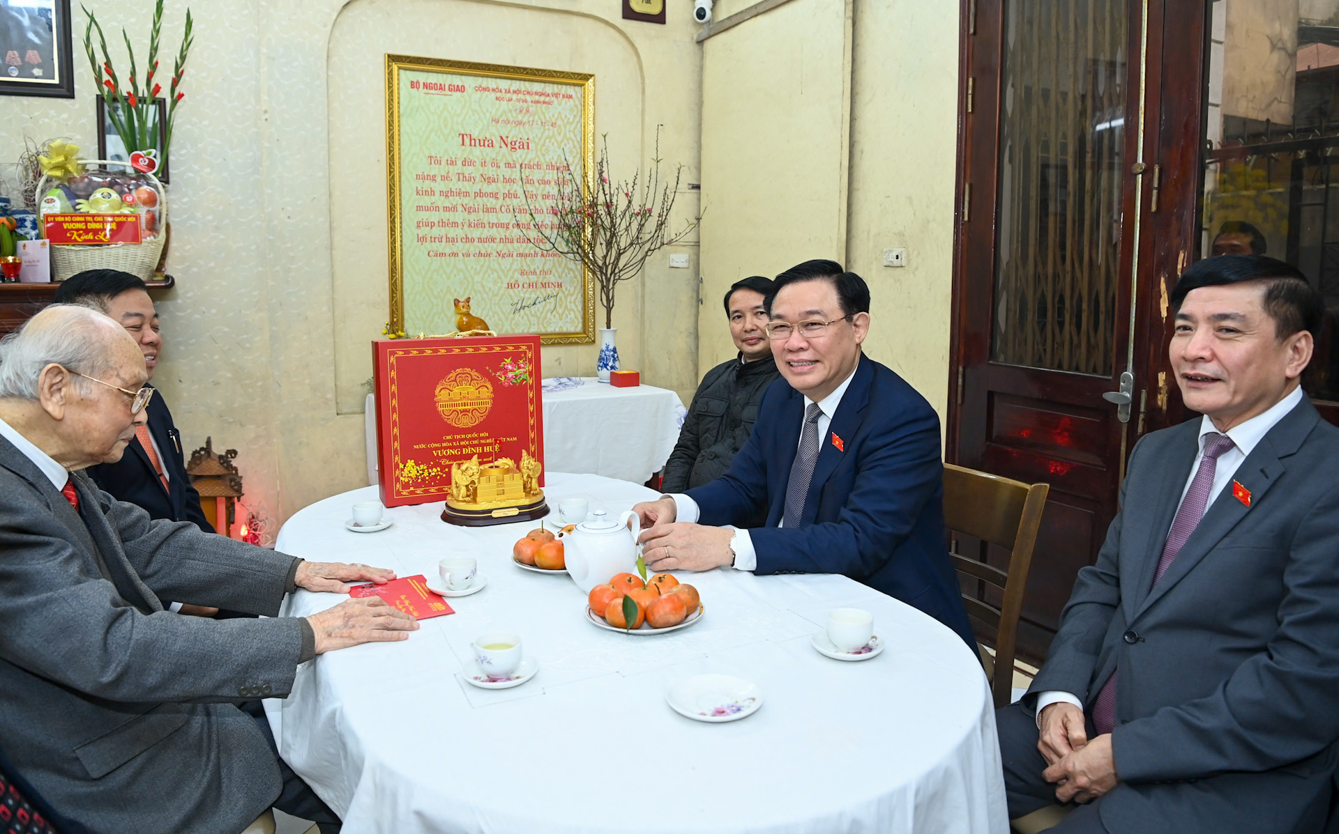 Chủ tịch Quốc hội Vương Đình Huệ thăm hỏi gia đình nguyên Trưởng Ban Thường trực Quốc hội Bùi Bằng Đoàn.