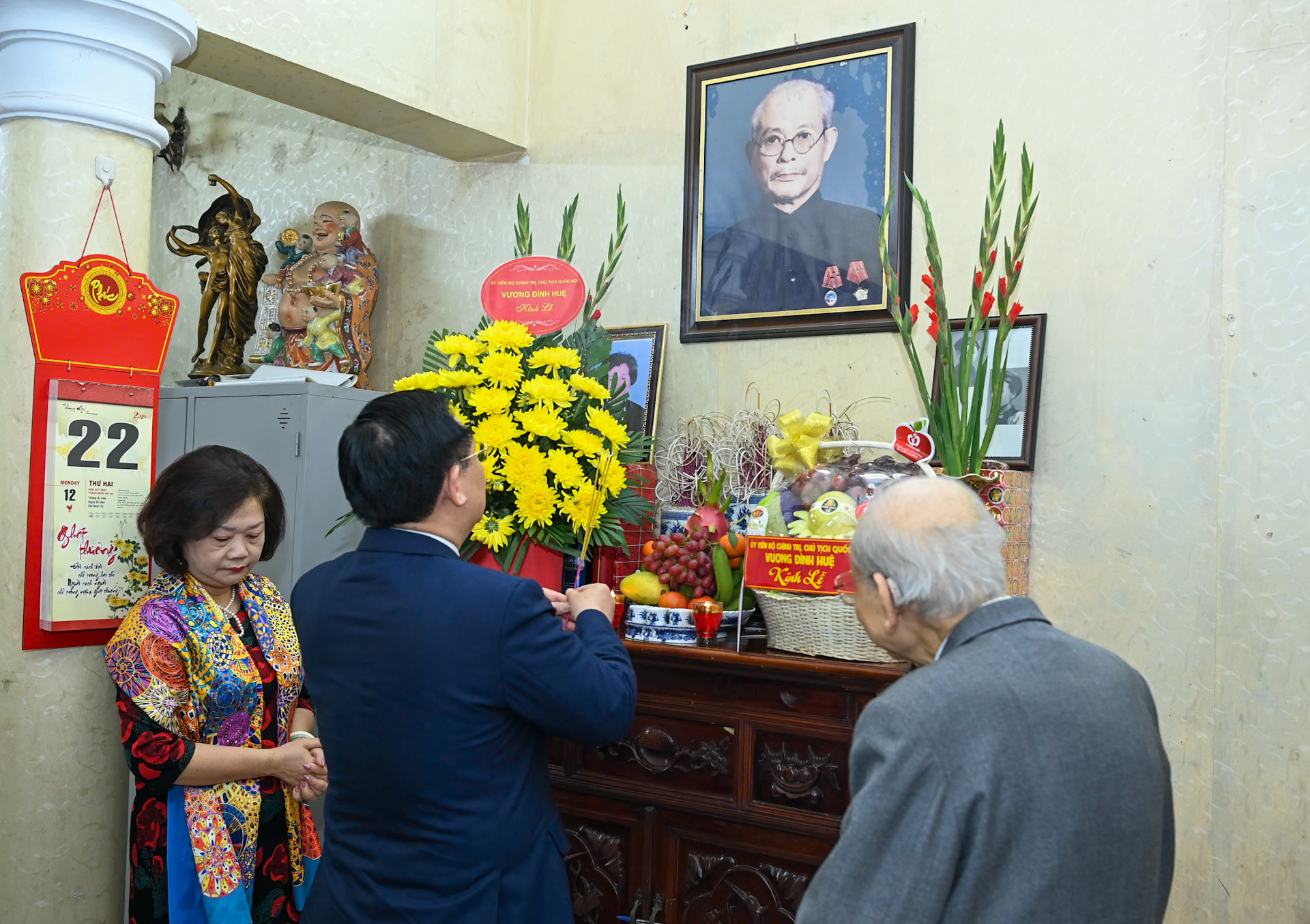 Chủ tịch Quốc hội Vương Đình Huệ thắp hương tưởng nhớ nguyên Trưởng Ban Thường trực Quốc hội Bùi Bằng Đoàn.