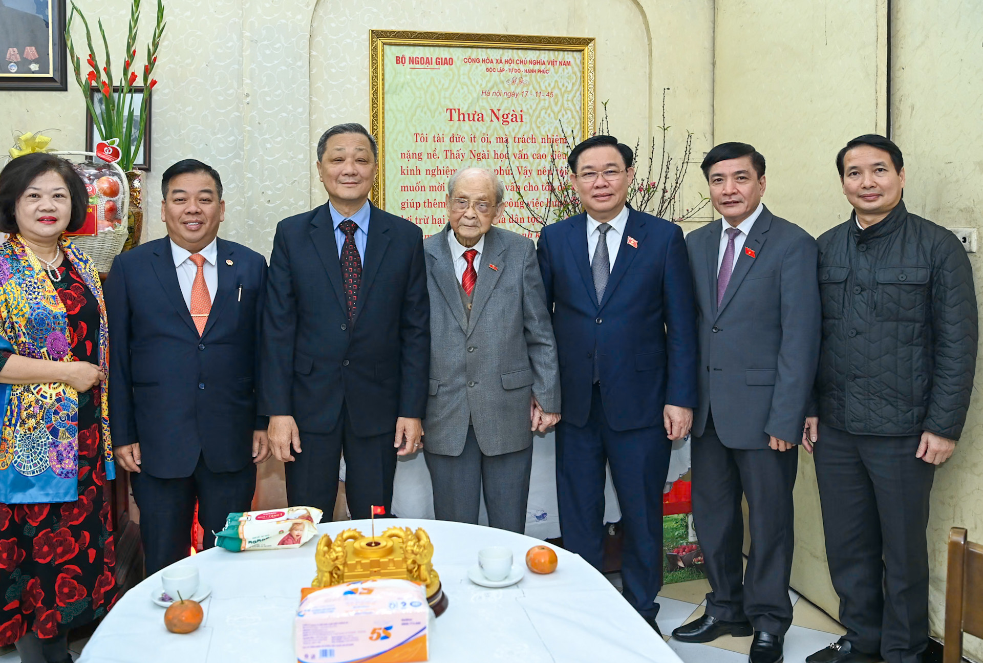 Chủ tịch Quốc hội Vương Đình Huệ với gia đình của nguyên Trưởng Ban Thường trực Quốc hội Bùi Bằng Đoàn.