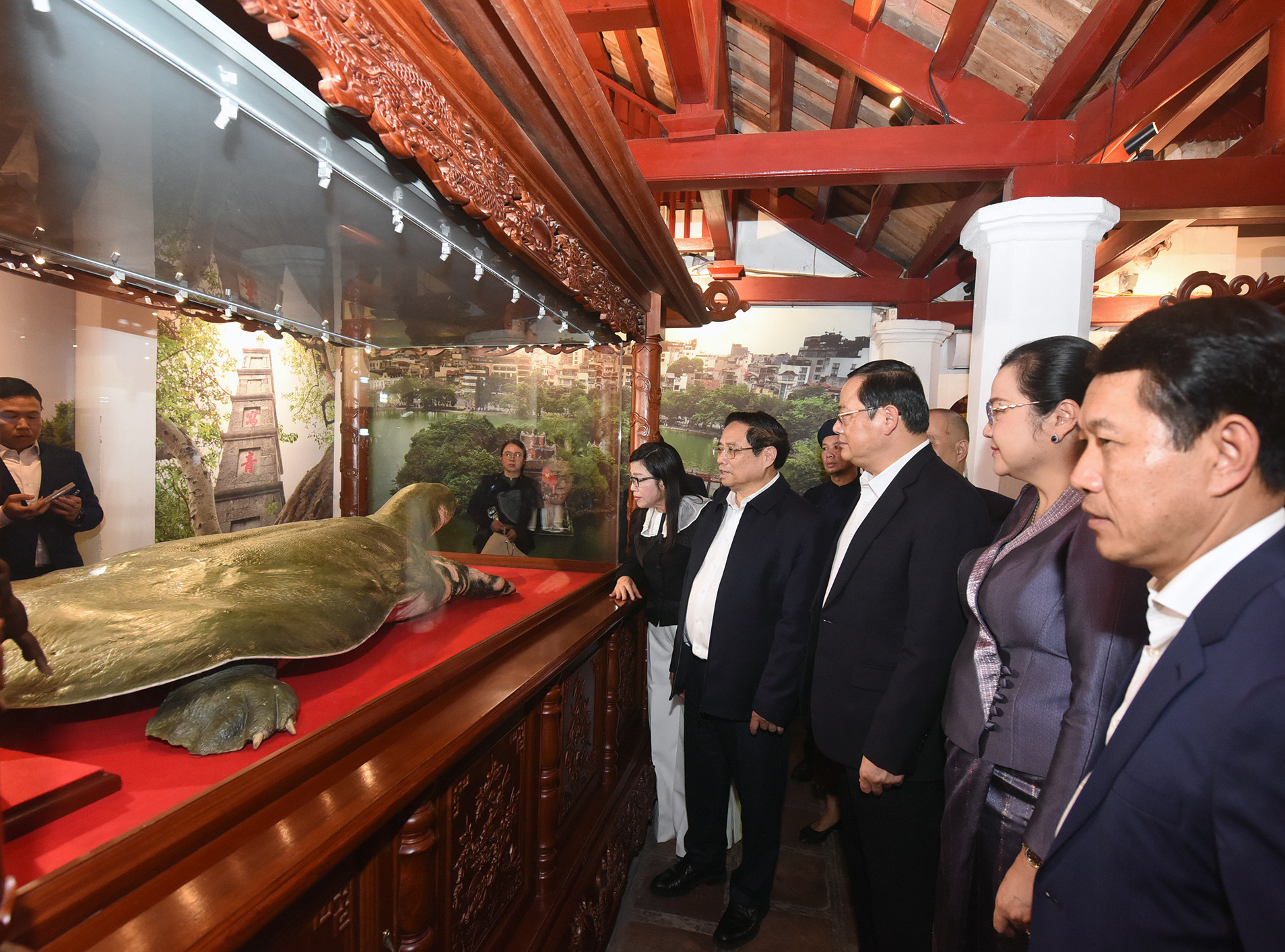 Thủ tướng Phạm Minh Chính và Phu nhân cùng Thủ tướng Lào Sonexay Siphandone và Phu nhân nghe giới thiệu về tiêu bản rùa hồ Gươm.