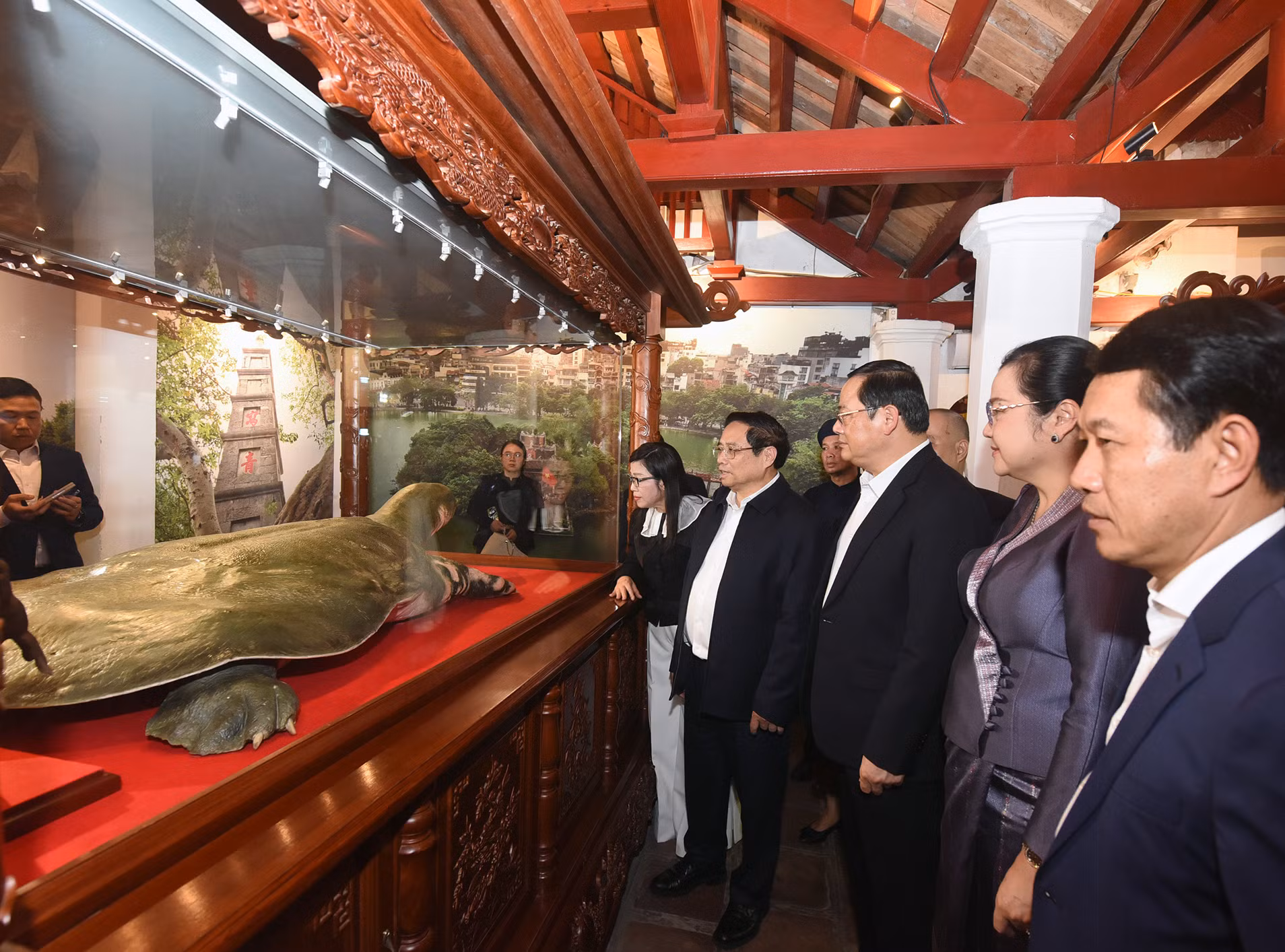 Thủ tướng Phạm Minh Chính và Phu nhân cùng Thủ tướng Lào Sonexay Siphandone và Phu nhân nghe giới thiệu về tiêu bản rùa hồ Gươm.