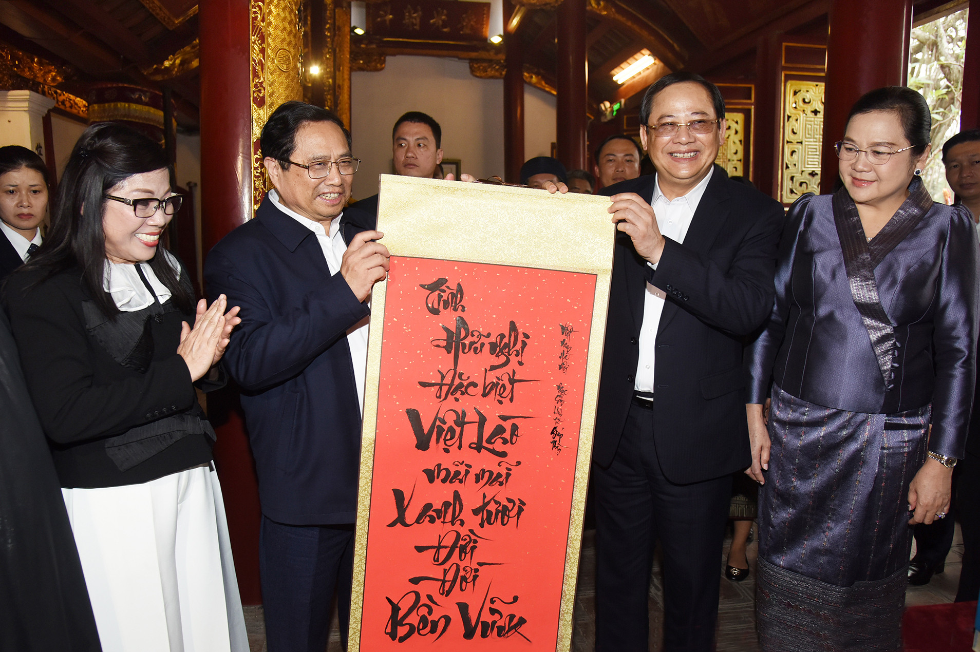 Thủ tướng Phạm Minh Chính và Phu nhân tặng bức thư pháp về tình hữu nghị đặc biệt Việt-Lào cho Thủ tướng Sonexay Siphandone và Phu nhân.