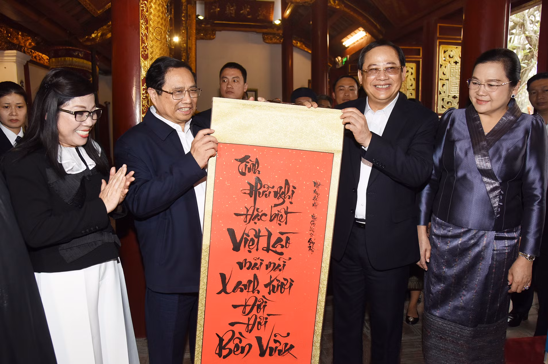 Thủ tướng Phạm Minh Chính và Phu nhân tặng bức thư pháp về tình hữu nghị đặc biệt Việt-Lào cho Thủ tướng Sonexay Siphandone và Phu nhân.