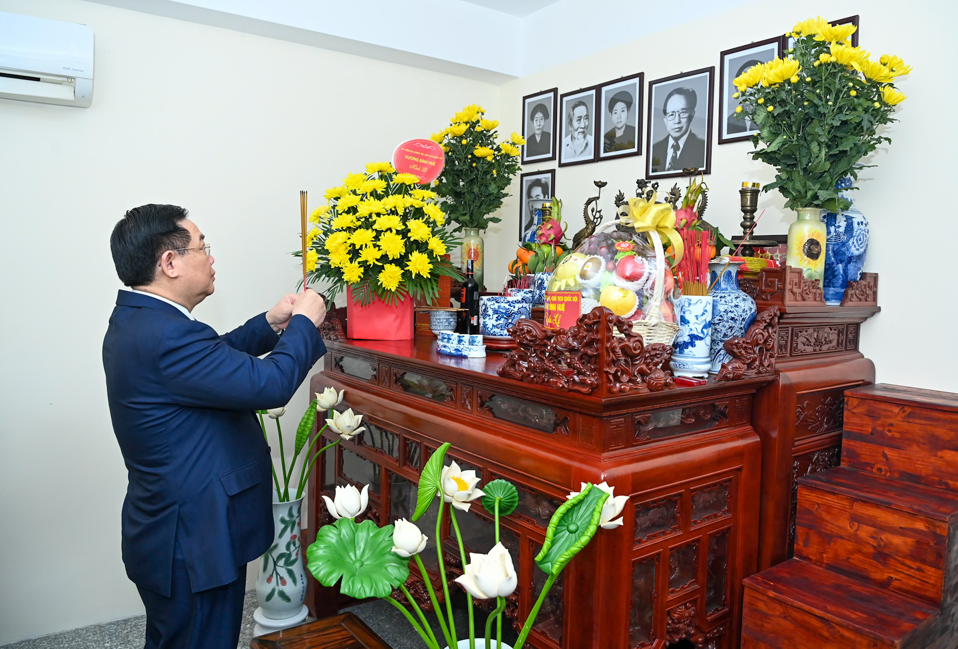 Chủ tịch Quốc hội Vương Đình Huệ thắp hương tưởng nhớ nguyên Chủ tịch Quốc hội Lê Quang Đạo.