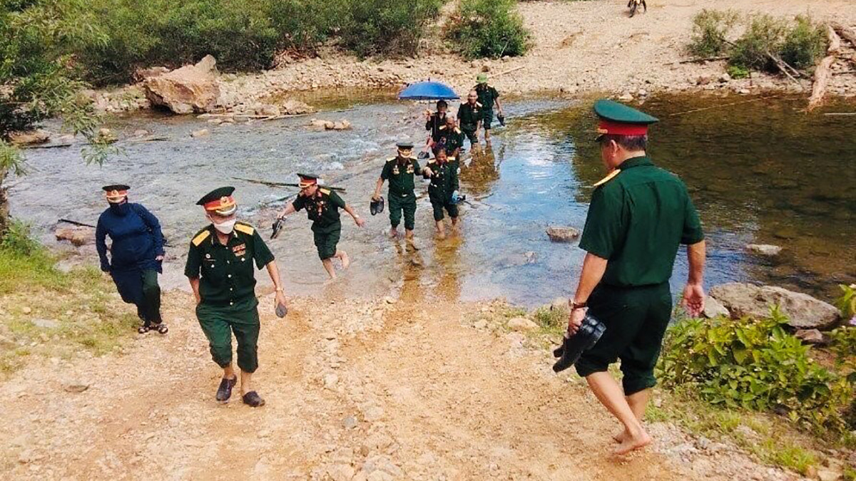 Các cựu chiến binh đưa thân nhân liệt sĩ đi tìm mộ liệt sĩ tại huyện Tuyên Hoá, tỉnh Quảng Bình Các cựu chiến binh đưa thân nhân liệt sĩ đi tìm mộ liệt sĩ tại huyện Tuyên Hoá, tỉnh Quảng Bình